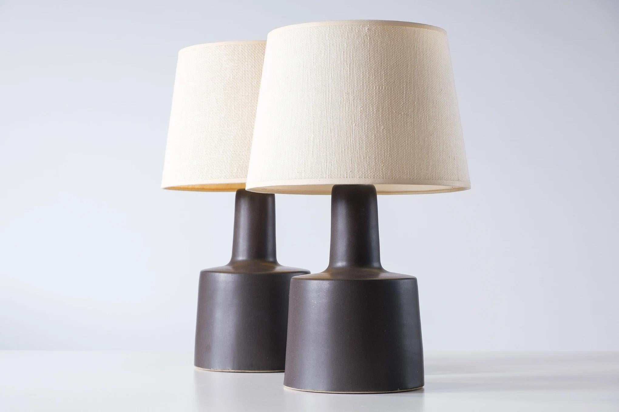 Martz / Marshall Studios Ceramic Table Lamp Pair, Matte Black/Dark Gray Glaze Estadounidense en venta