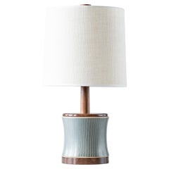 Lampada da tavolo in ceramica di Studio A / Marshall Studios: smalto blu pallido con punte verticali