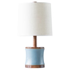 Lampada da tavolo in ceramica di Studio Martz / Marshall Studios: blu uovo di rospo con strisce verticali