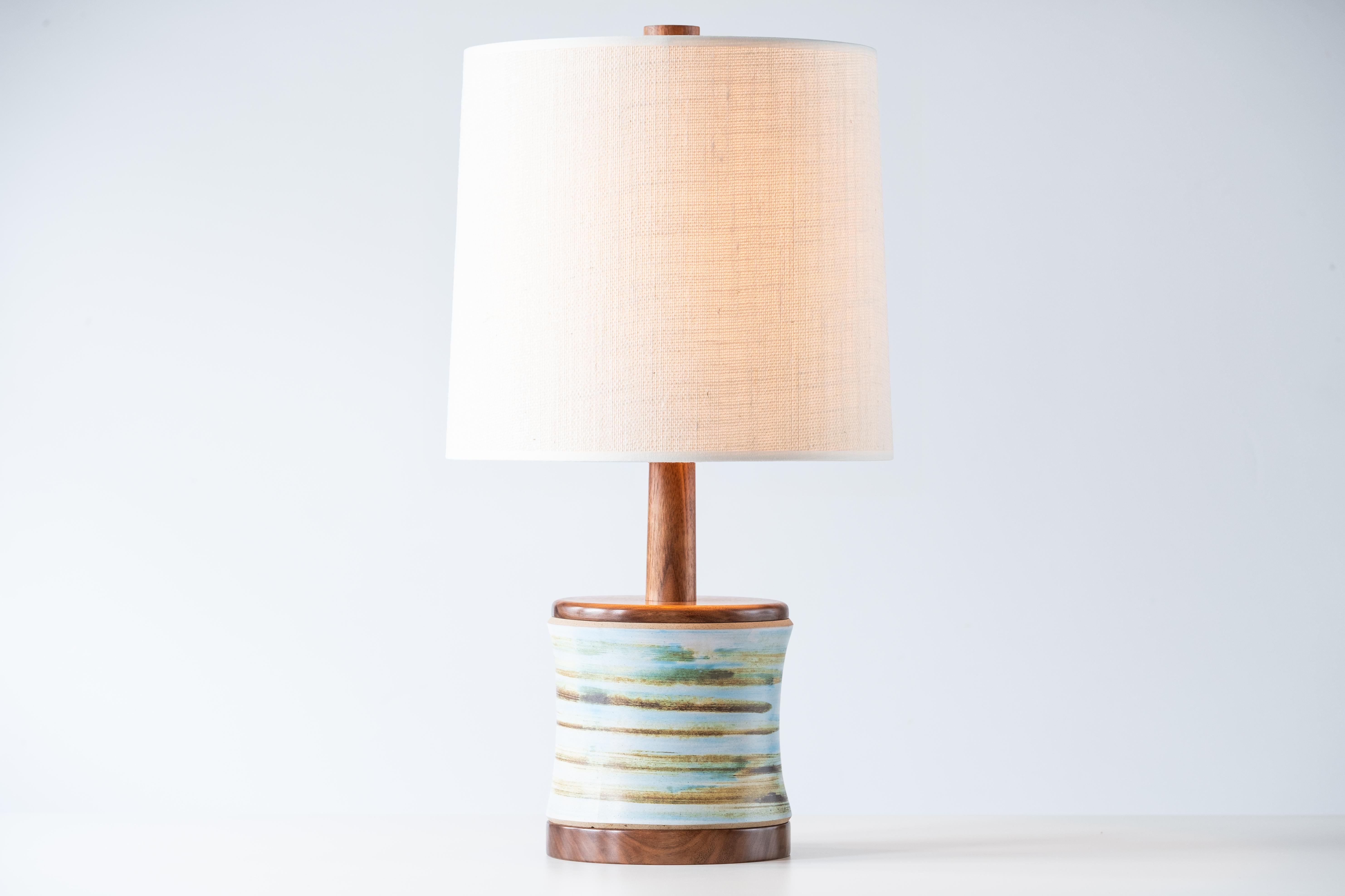 Mid-Century Modern Lampe de table en céramique Martz / Marshall Studios - glaçure blanche avec tourbillons bleus et bruns en vente