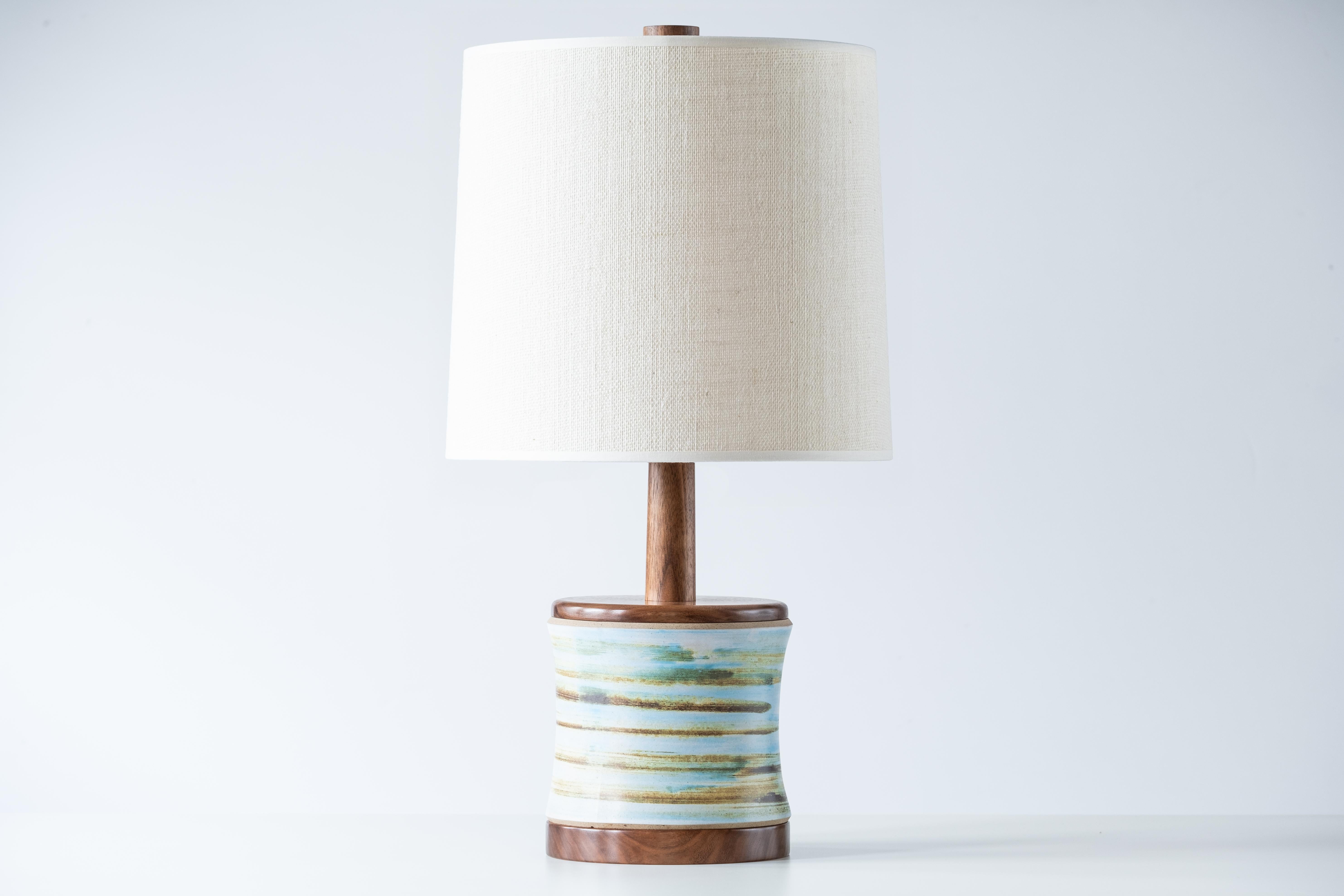 Américain Lampe de table en céramique Martz / Marshall Studios - glaçure blanche avec tourbillons bleus et bruns en vente