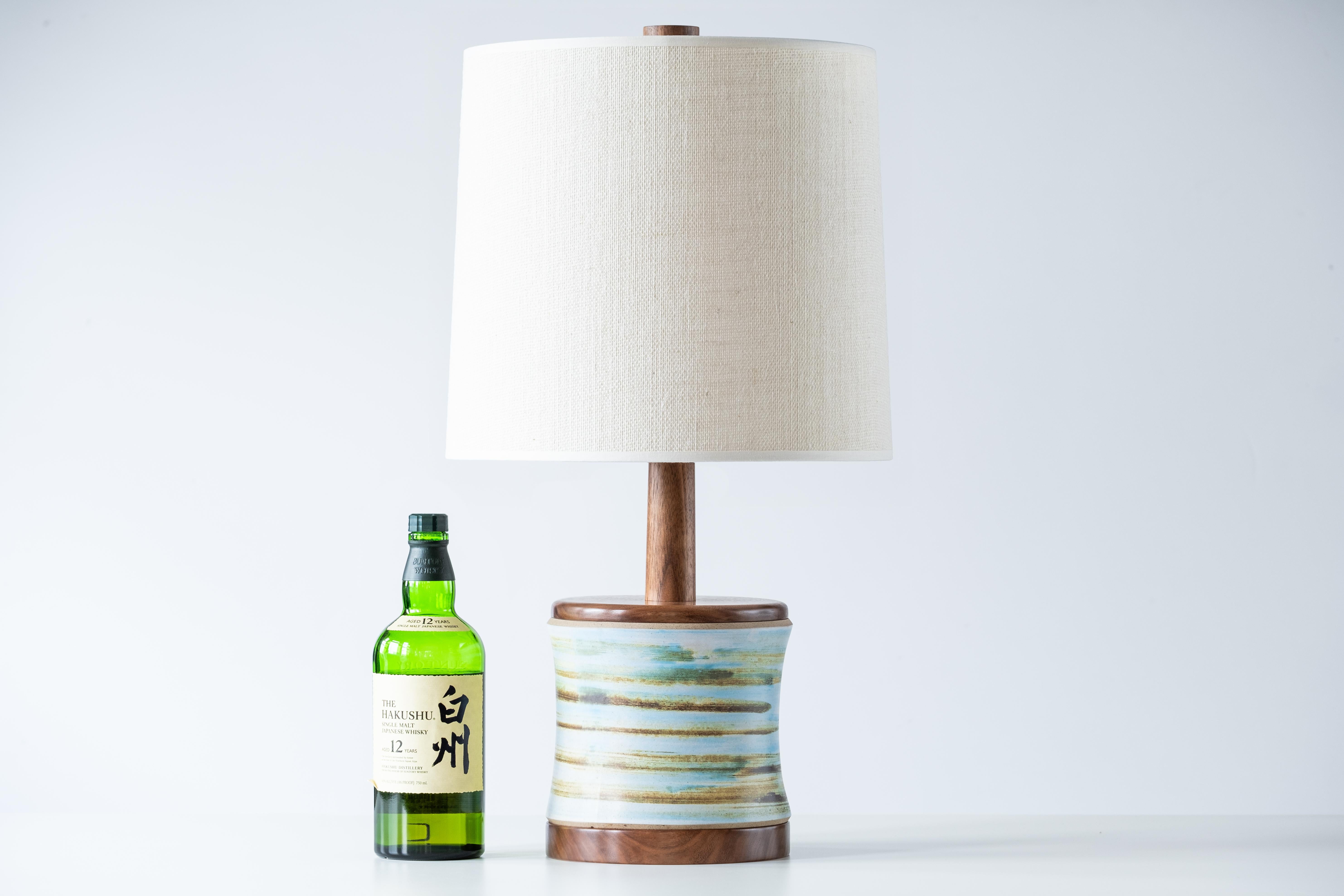 Vernissé Lampe de table en céramique Martz / Marshall Studios - glaçure blanche avec tourbillons bleus et bruns en vente