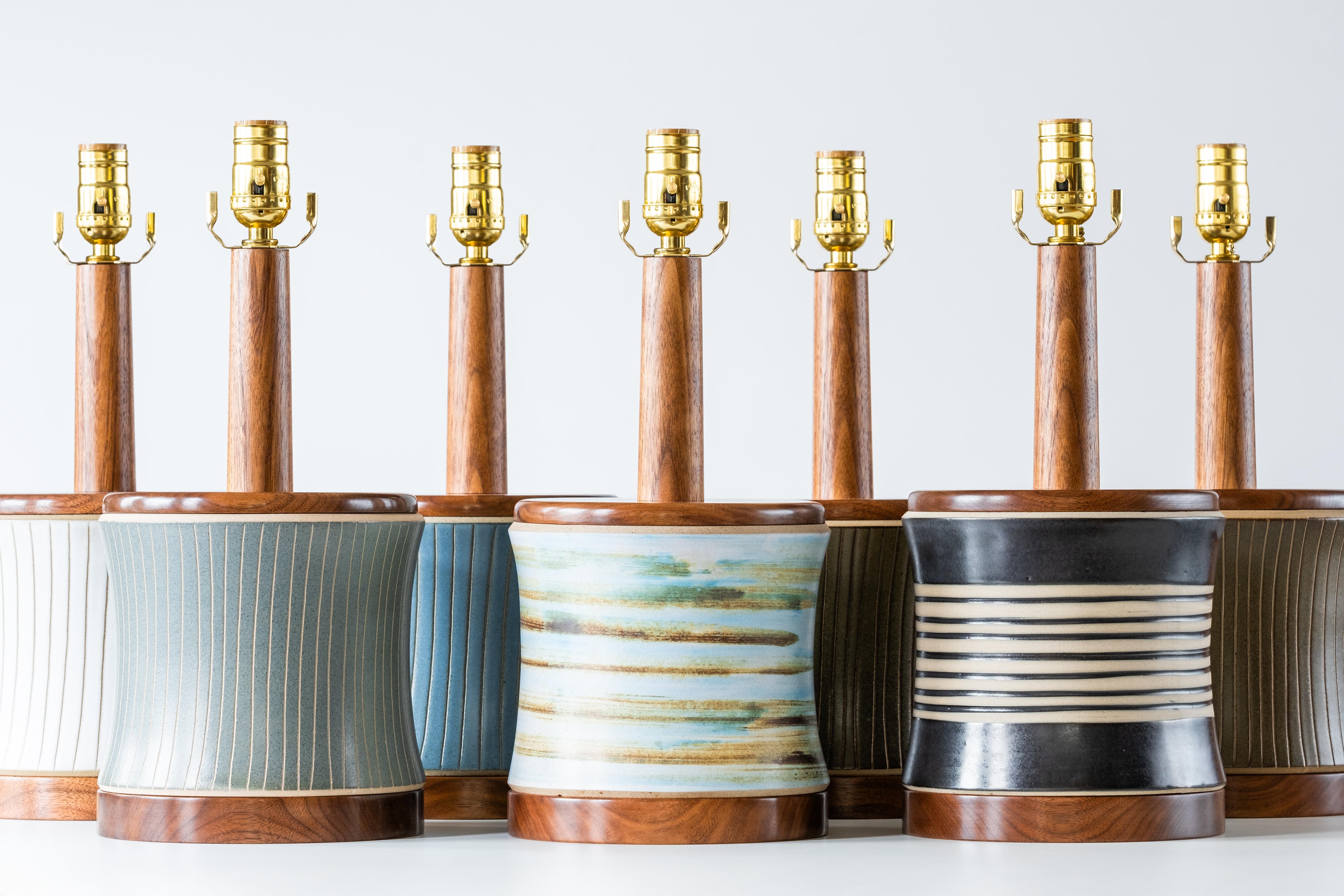 Lampe de table en céramique Martz / Marshall Studios - glaçure blanche avec tourbillons bleus et bruns Bon état - En vente à Portland, OR