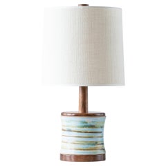 Lampada da tavolo in ceramica di Martz / Marshall Studios: smalto bianco con volute blu e marroni