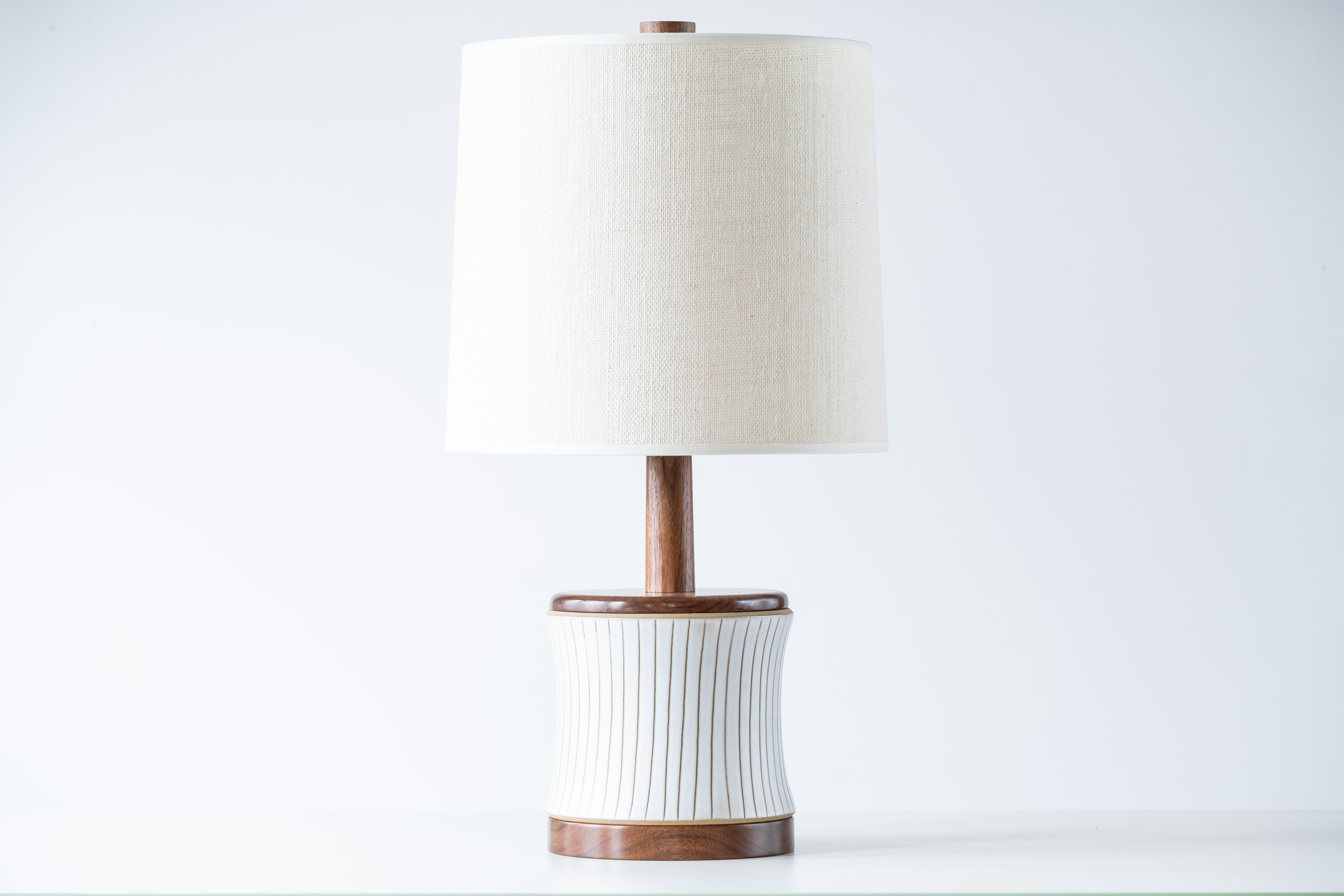 Martz / Marshall Studios Lámpara de sobremesa de cerámica-Esmalte blanco con rayas verticales Moderno de mediados de siglo en venta