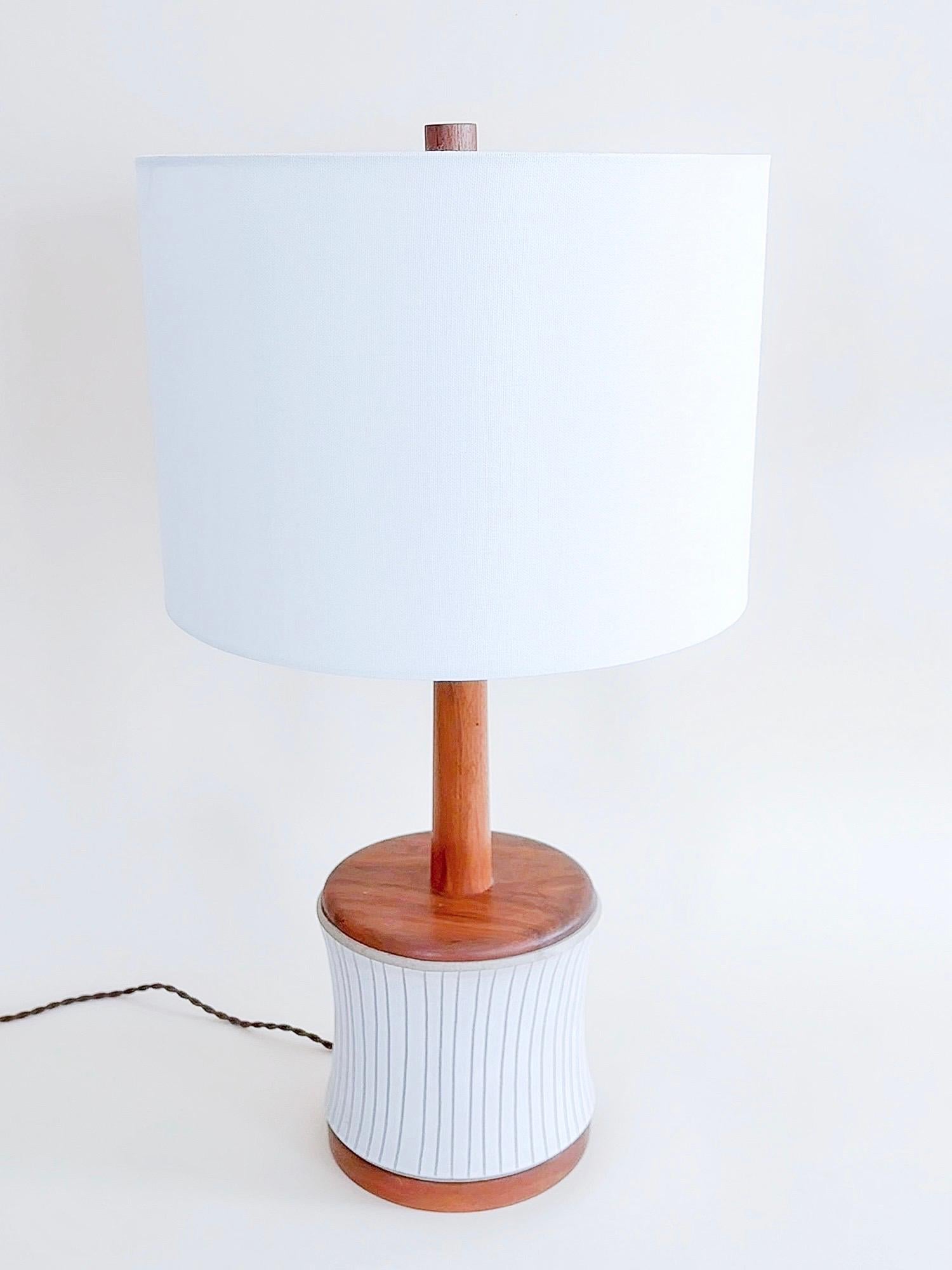Martz, Marshall Studios, Keramische Tischlampe, weiß matt glasiert (Moderne der Mitte des Jahrhunderts) im Angebot