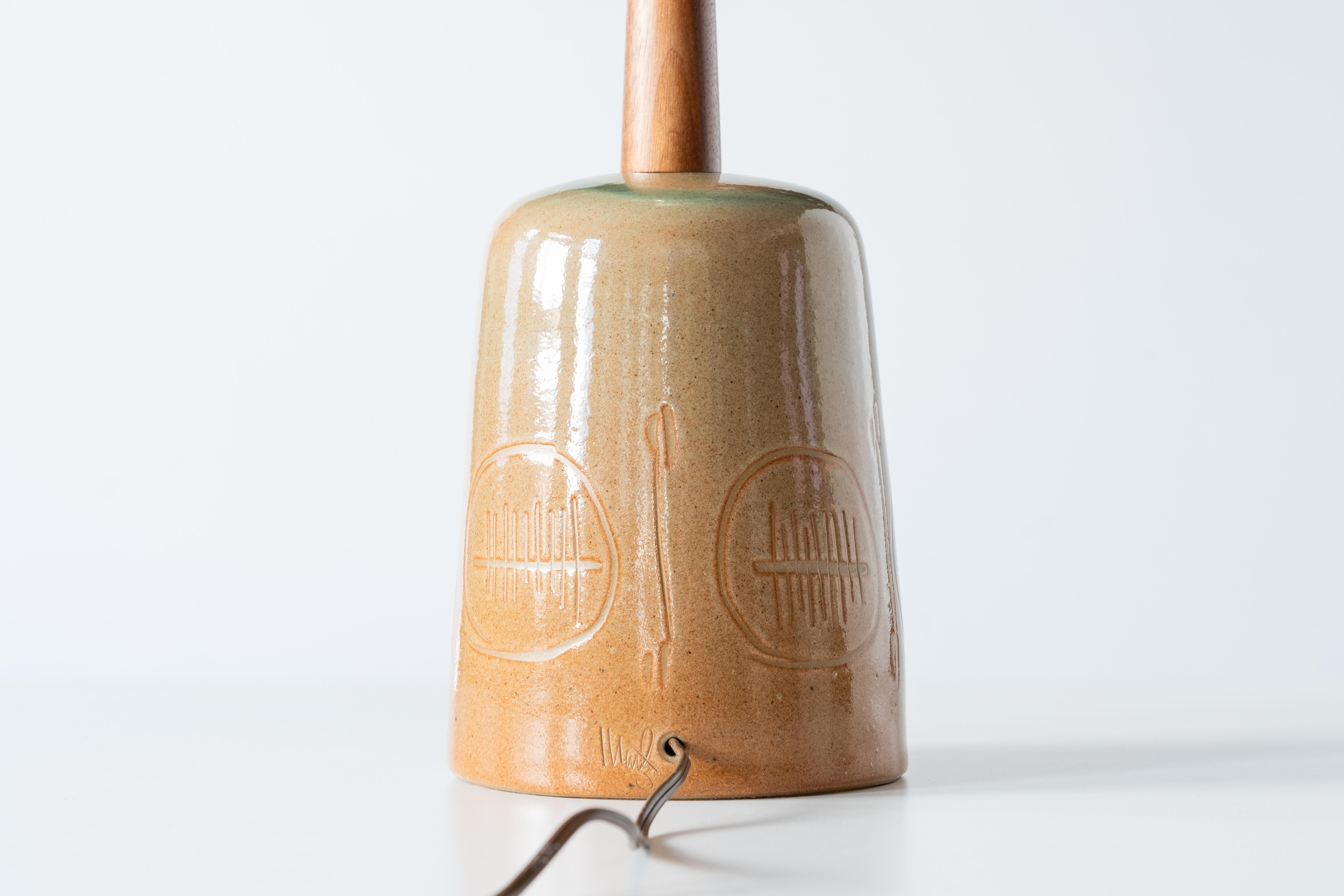 Martz / Marshall Studios Lampe - Hellbraun / Rost / Grüne Glasur mit eingeschnittenem Design im Angebot 2