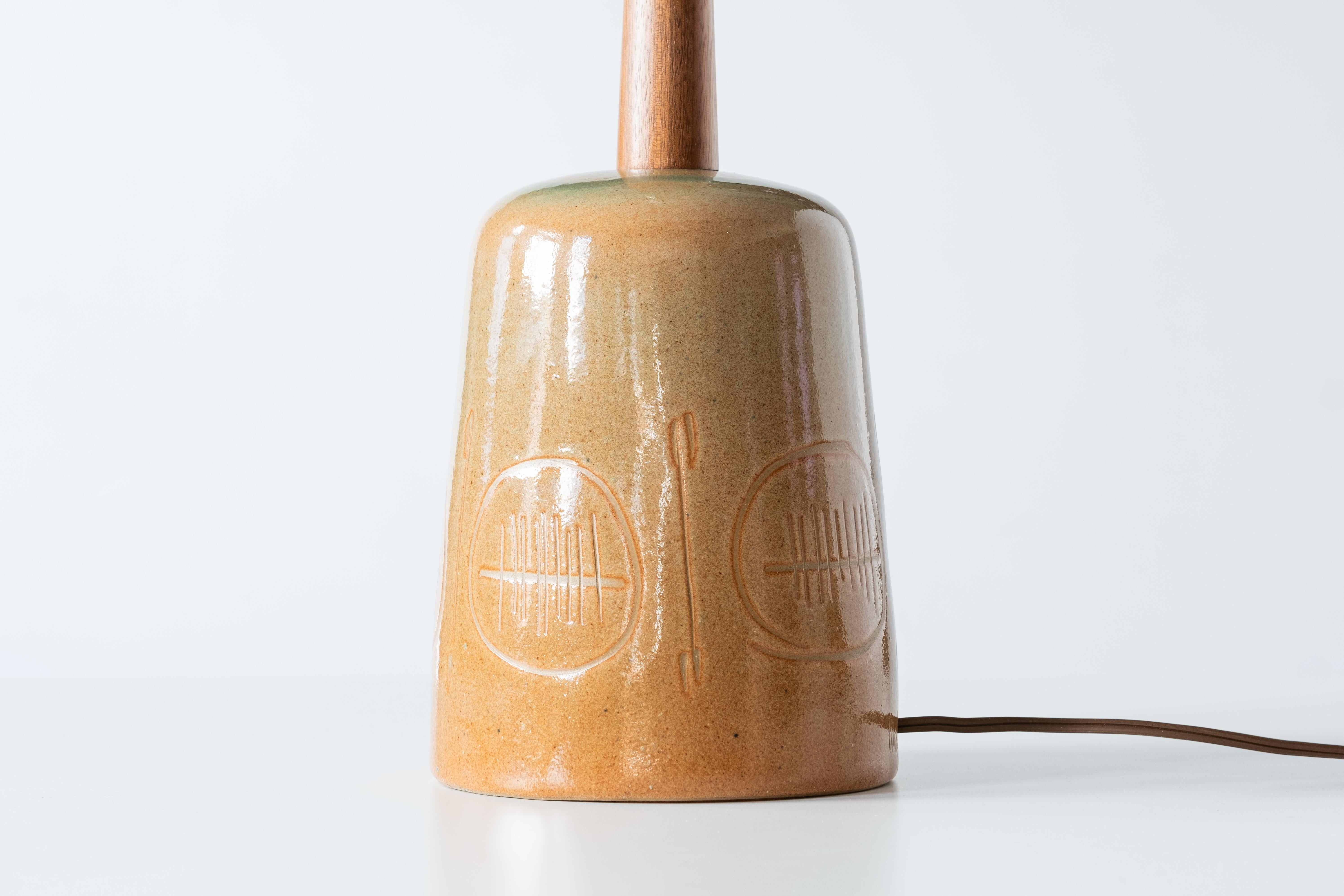 Martz / Marshall Studios Lampe - Hellbraun / Rost / Grüne Glasur mit eingeschnittenem Design im Angebot 3