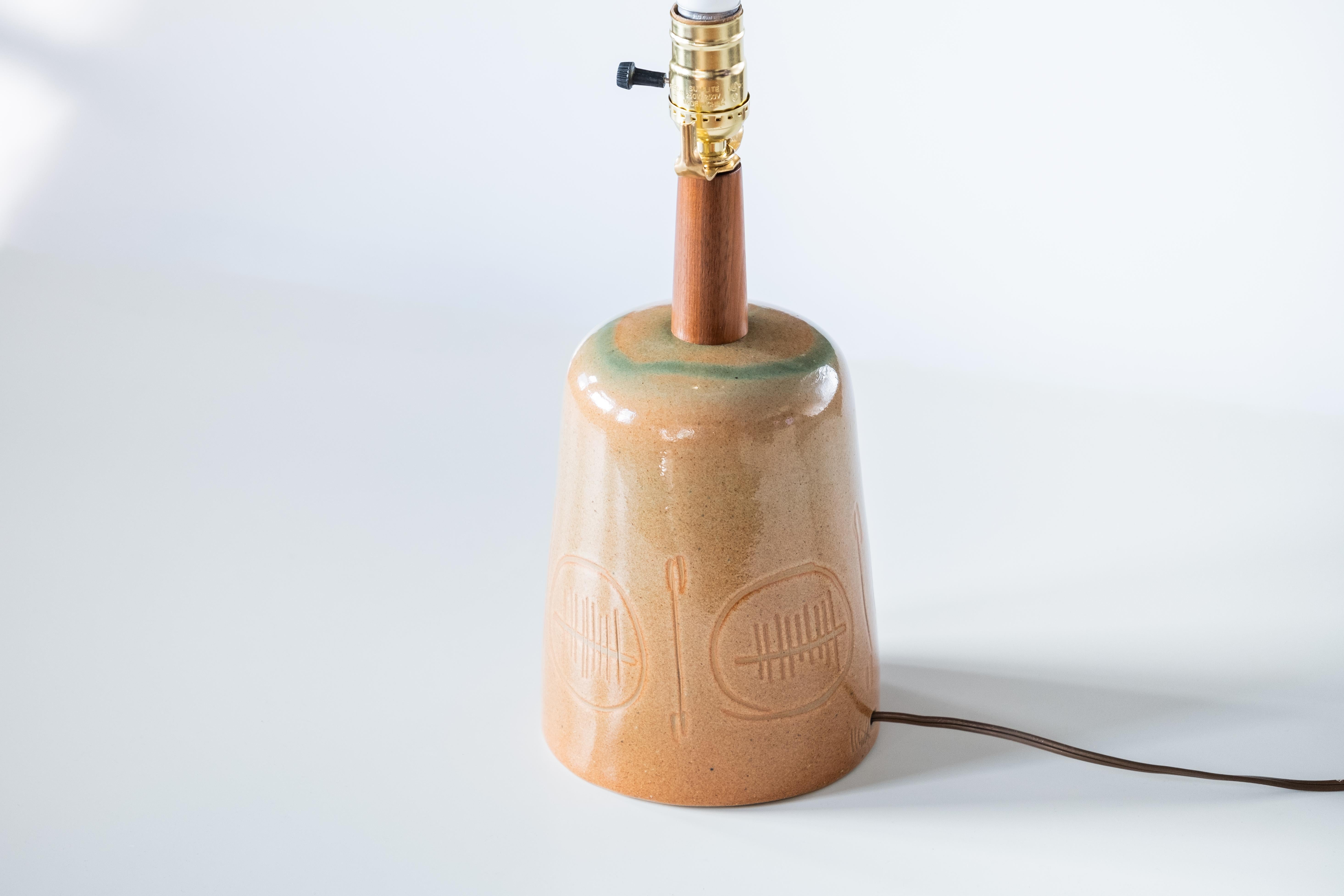 Martz / Marshall Studios Lampe - Hellbraun / Rost / Grüne Glasur mit eingeschnittenem Design im Angebot 4