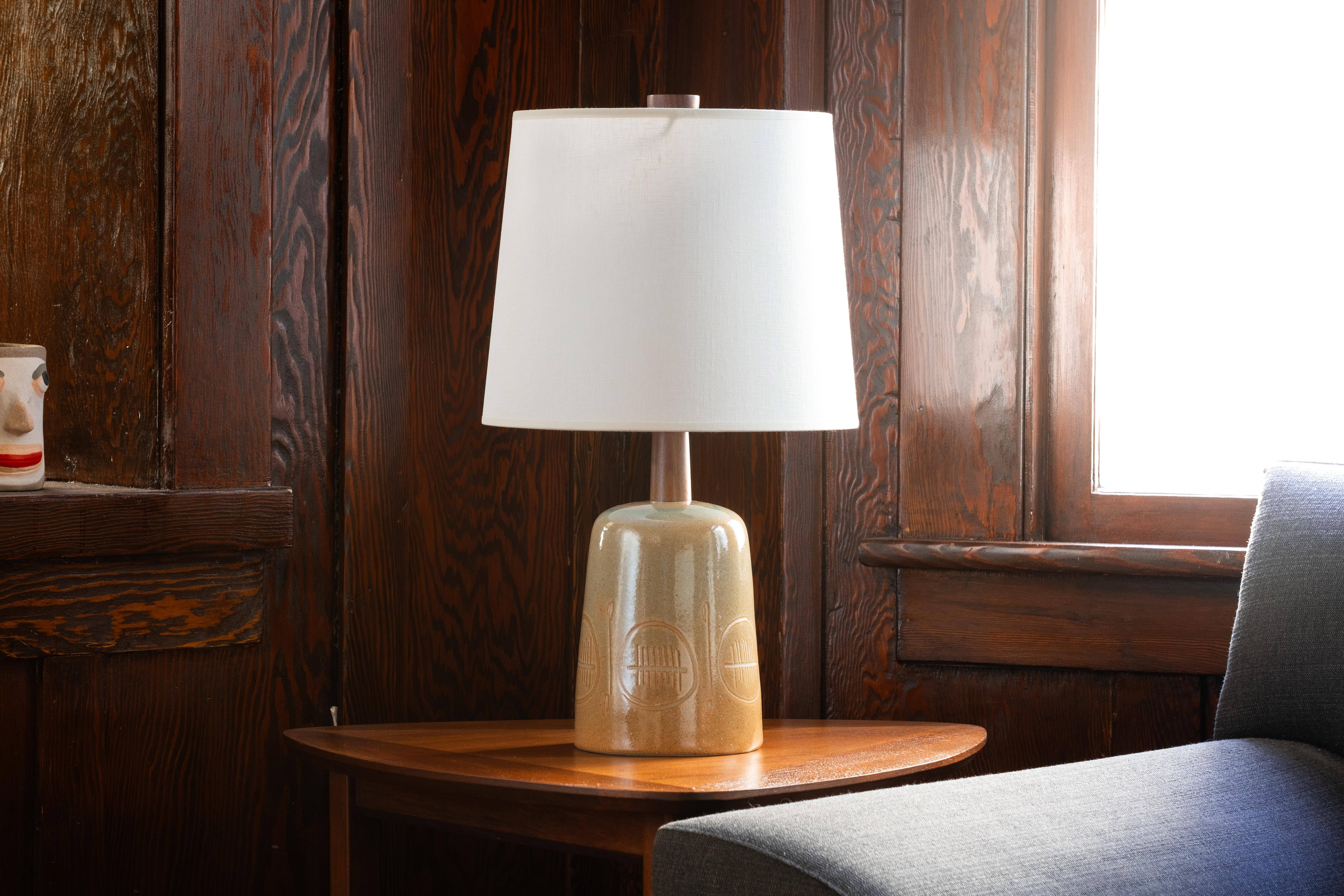 Was ist das?
-
Diese ungewöhnliche Martz-Lampe kommt in einer hellbraunen / rostfarbenen / manchmal grünen Glasur. Die Farbe variiert stark, je nachdem, welchen Teil des Körpers man betrachtet - die Oberseite hat einen ausgeprägten grünen Ring und