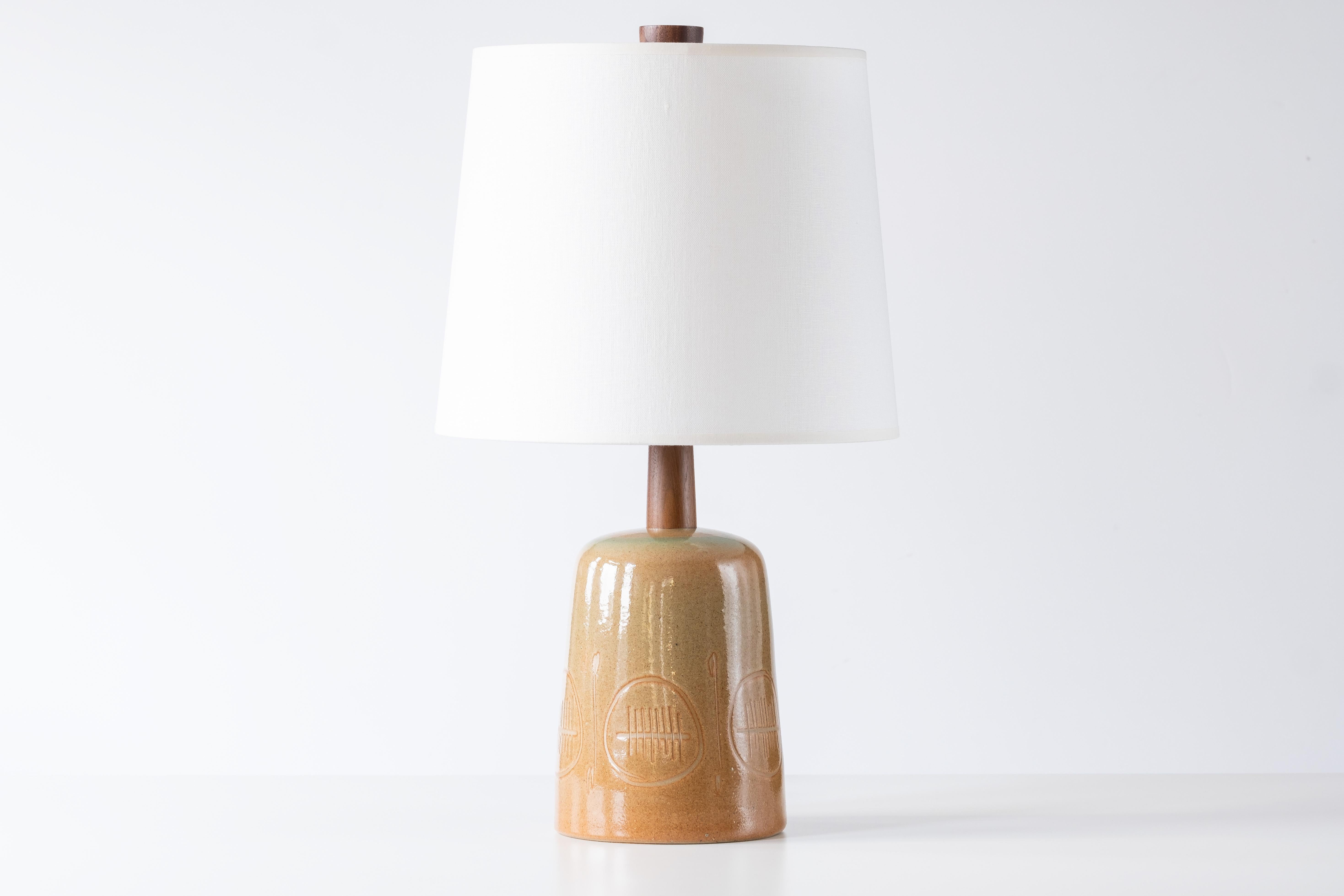 Martz / Marshall Studios Lampe - Hellbraun / Rost / Grüne Glasur mit eingeschnittenem Design (Moderne der Mitte des Jahrhunderts) im Angebot