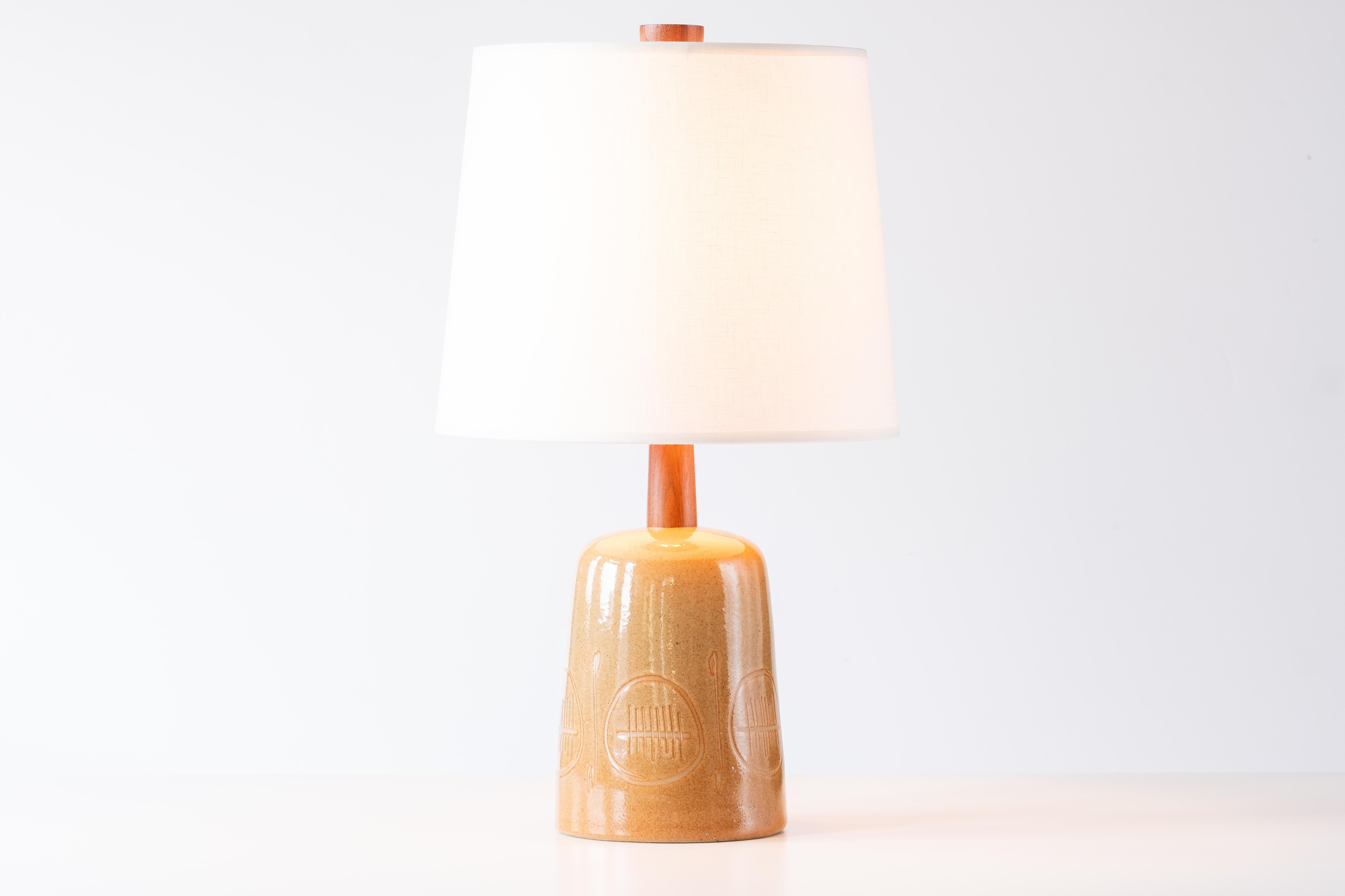Martz / Marshall Studios Lampe - Hellbraun / Rost / Grüne Glasur mit eingeschnittenem Design (amerikanisch) im Angebot