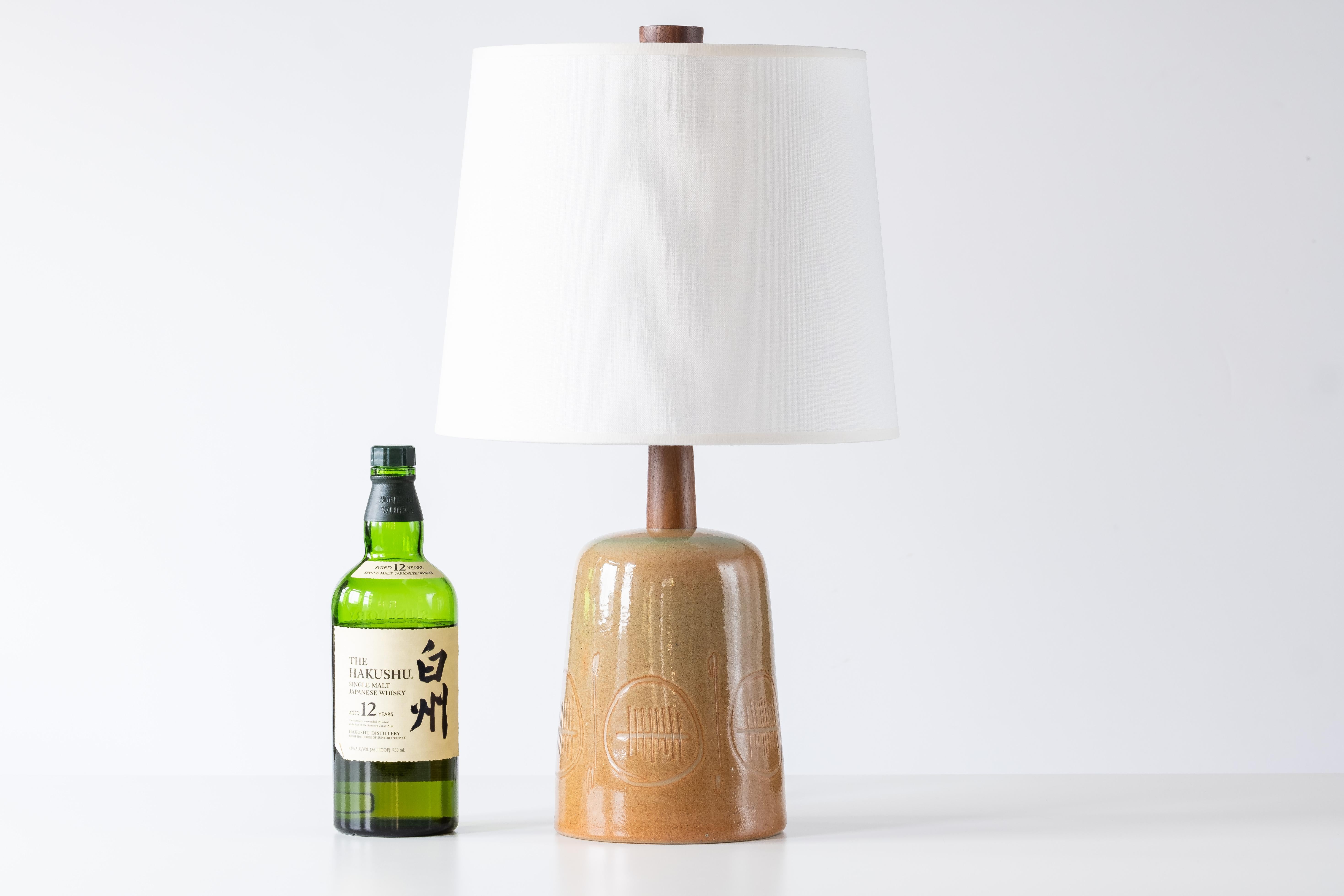 Martz / Marshall Studios Lampe - Hellbraun / Rost / Grüne Glasur mit eingeschnittenem Design (Glasiert) im Angebot