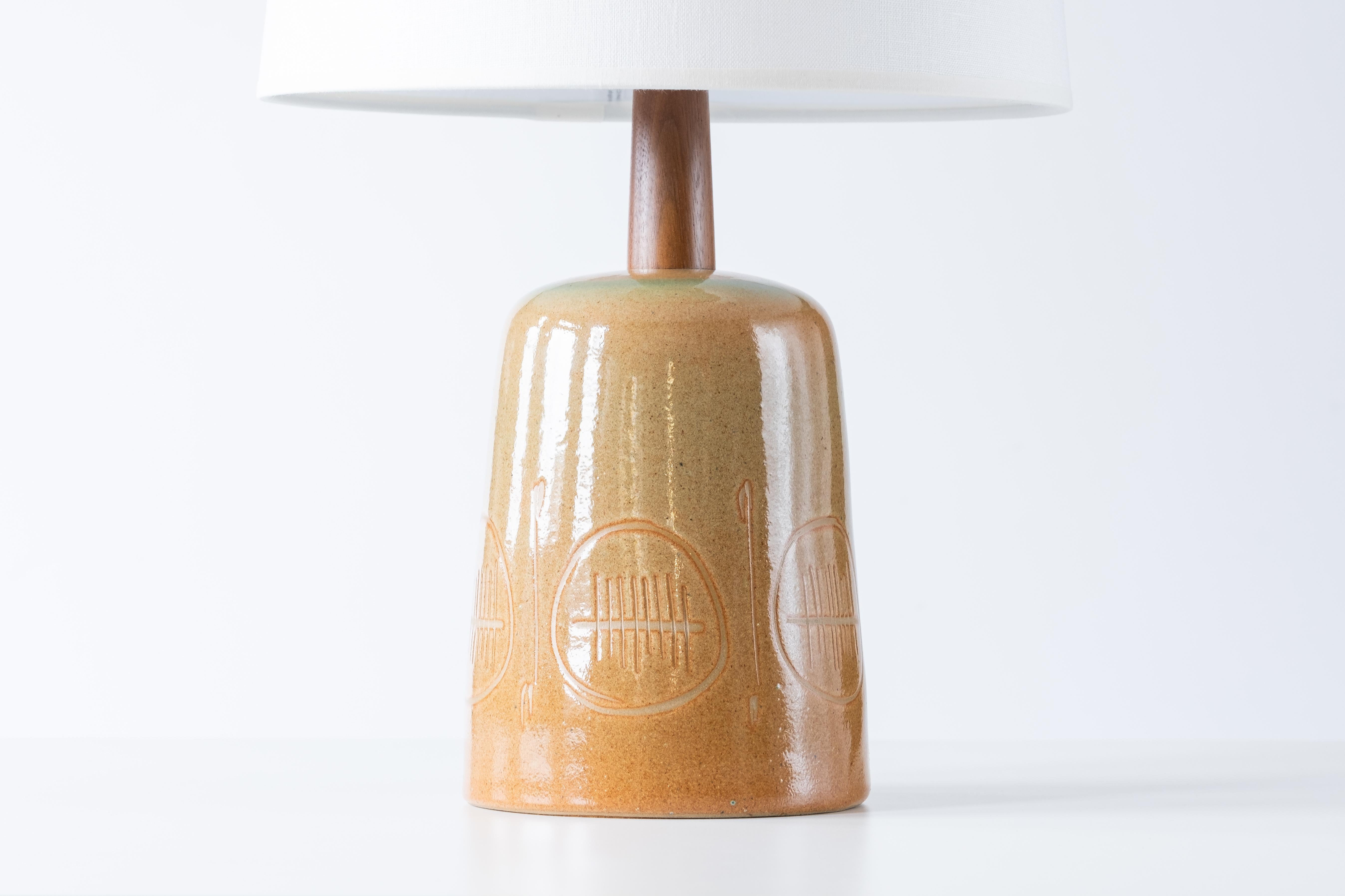 Martz / Marshall Studios Lampe - Hellbraun / Rost / Grüne Glasur mit eingeschnittenem Design im Zustand „Gut“ im Angebot in Portland, OR