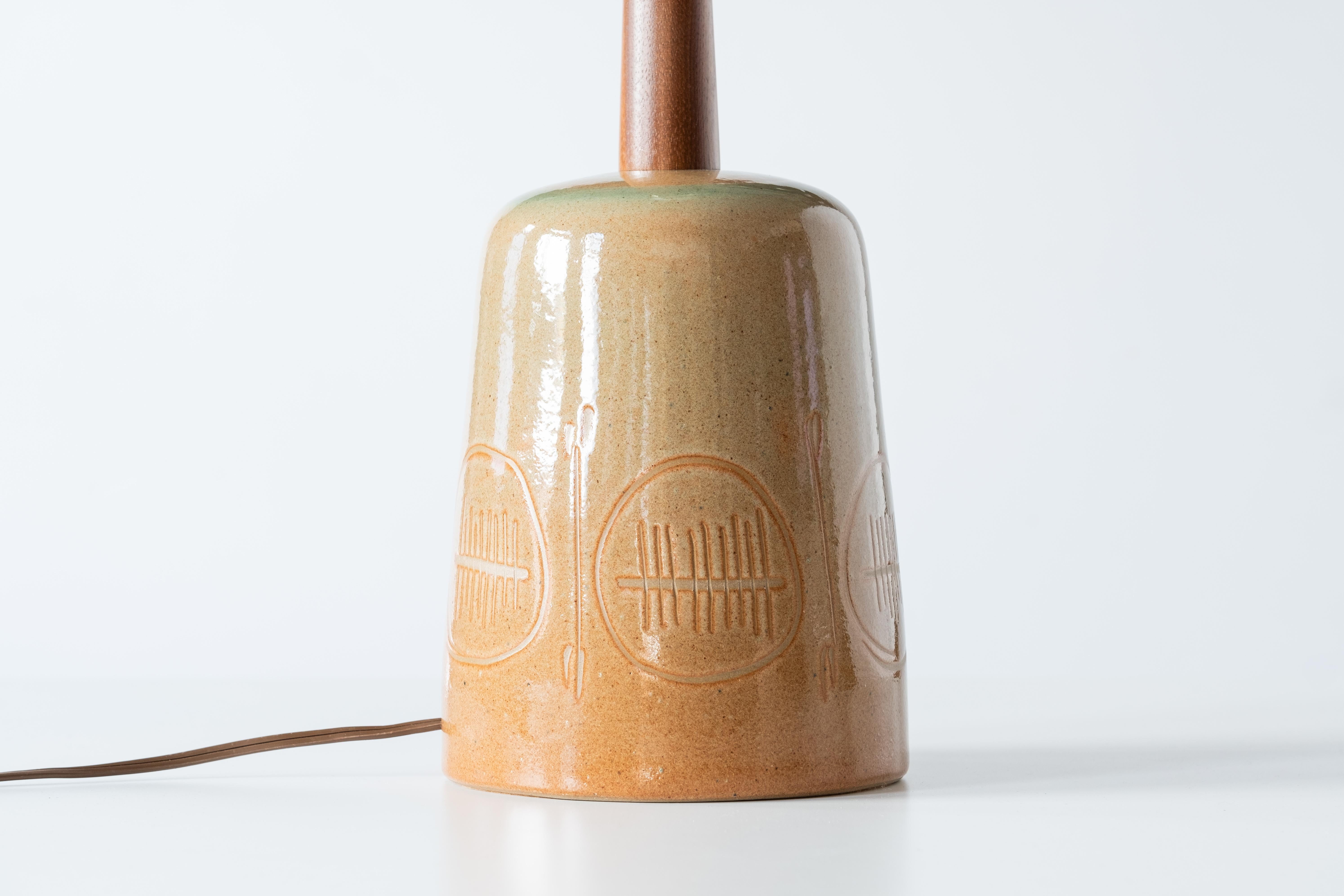 Martz / Marshall Studios Lampe - Hellbraun / Rost / Grüne Glasur mit eingeschnittenem Design im Angebot 1