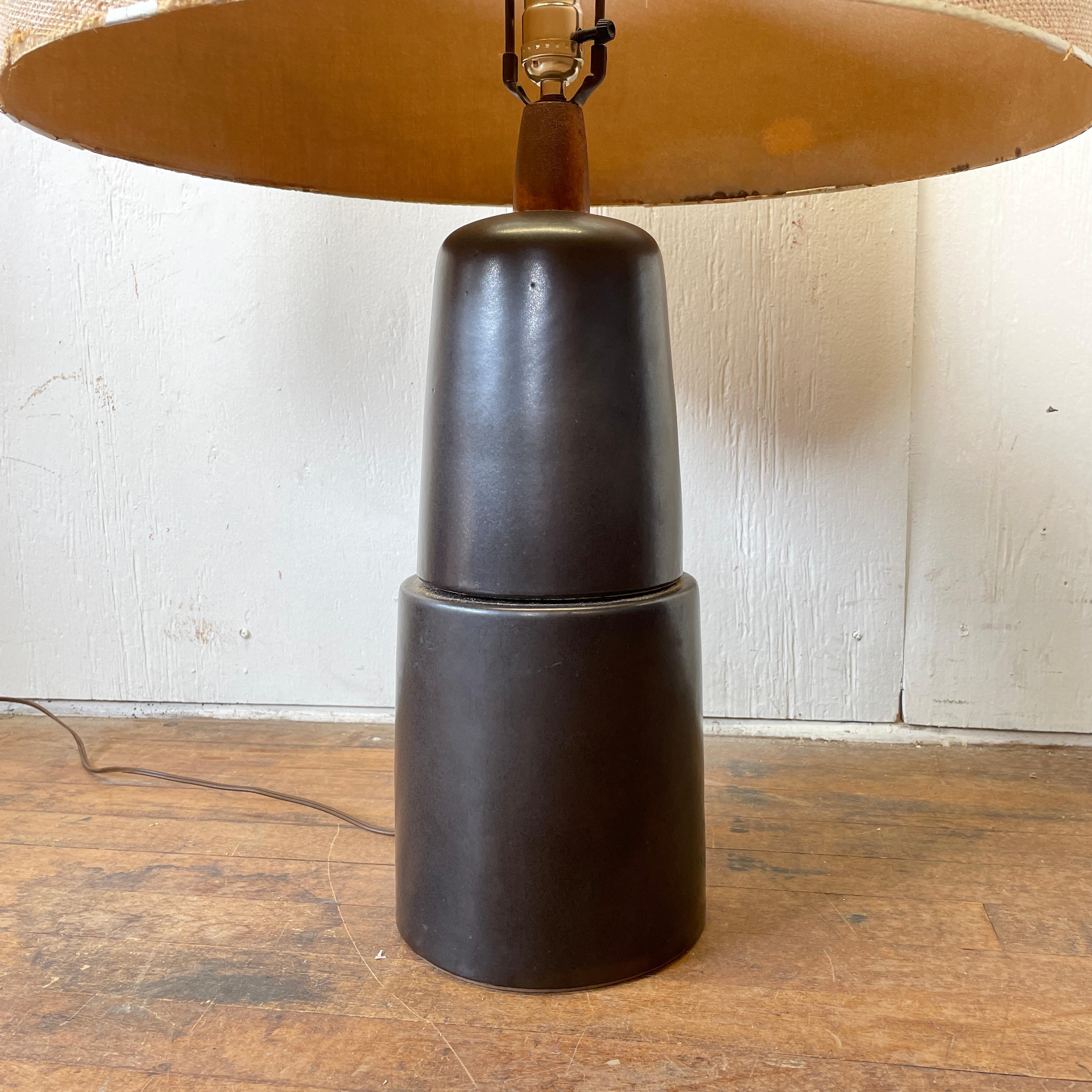 A rare, vintage Martz Marshall Studios pottery table lamp with original shade and finial. Martz is an iconic mainstay of mid-century modern design and this lamp is a fine example of the studio's work with a large shade and original paper tag. 

No