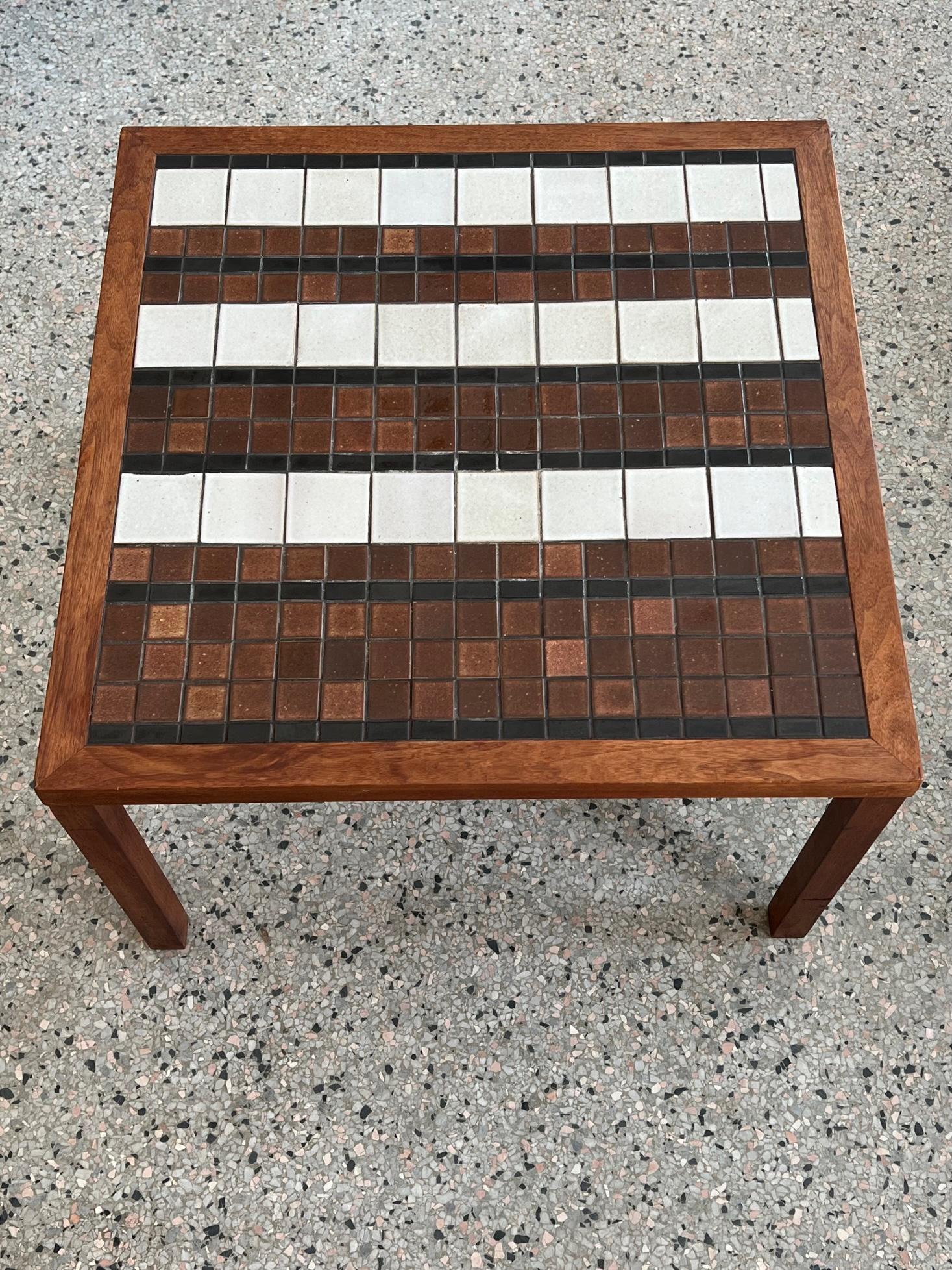 Une table d'appoint rare et inhabituelle par Gordon Martz/Marshall studios vers les années 1960. Motif intéressant de carreaux de céramique encastrés dans un cadre carré en noyer. Mesure 16 