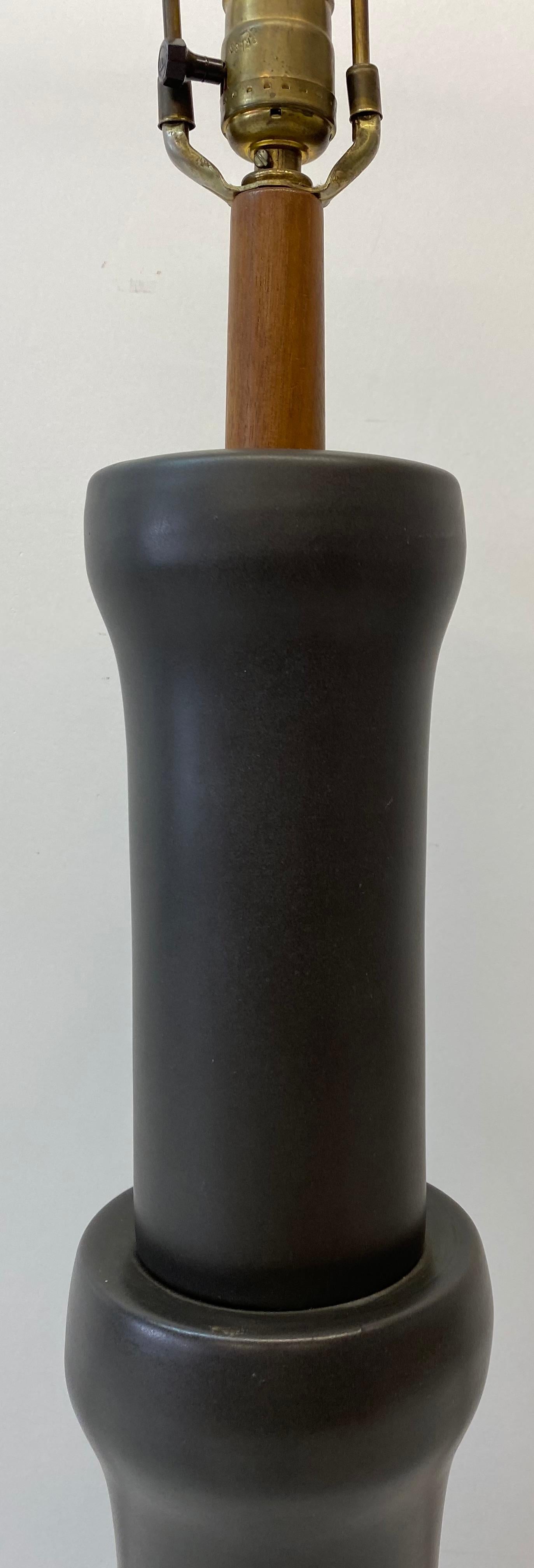Martz, großformatige braune glasierte Keramik-Tischlampe, Mid-Century (amerikanisch) im Angebot