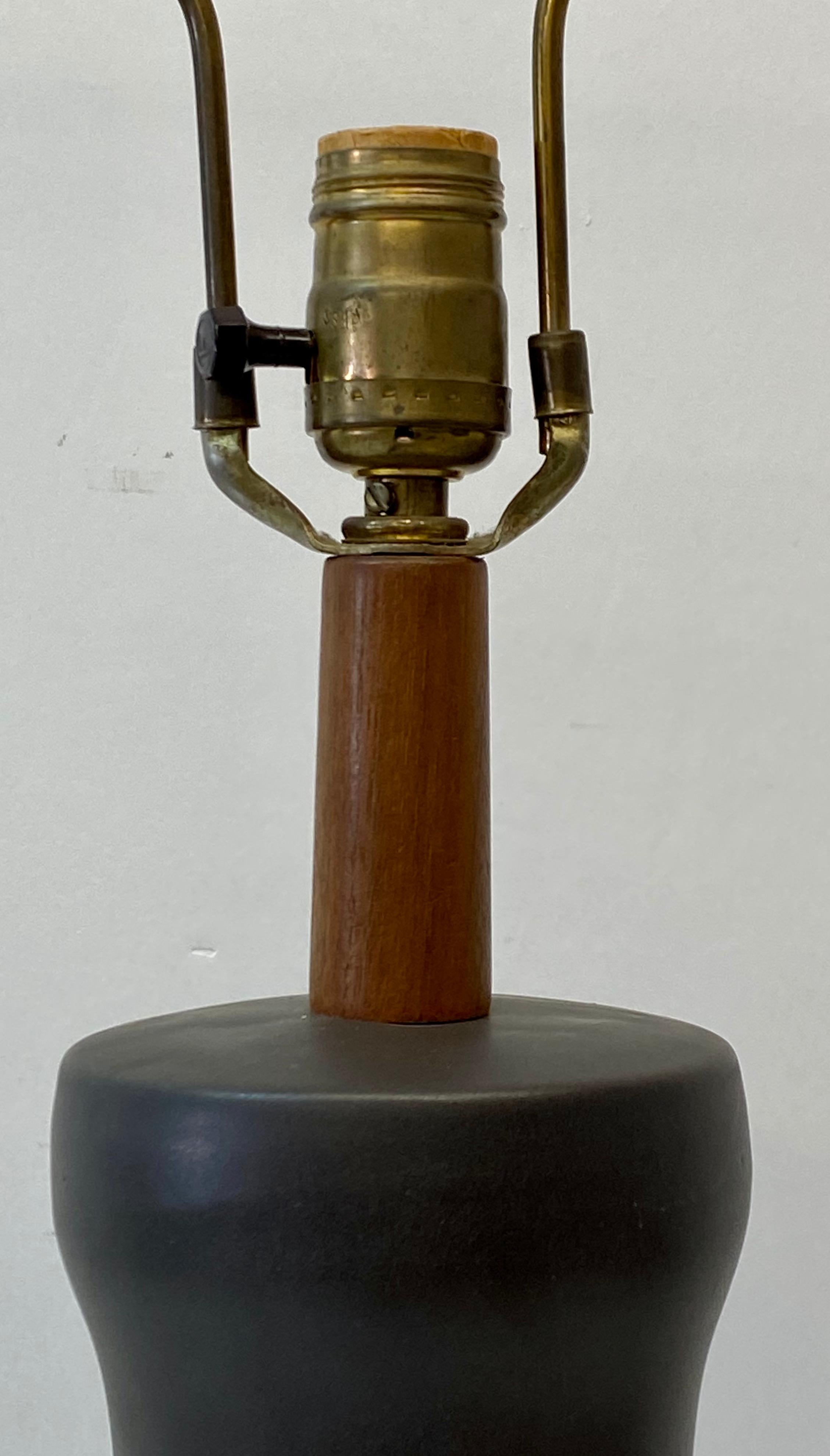 Martz, großformatige braune glasierte Keramik-Tischlampe, Mid-Century im Zustand „Gut“ im Angebot in San Francisco, CA