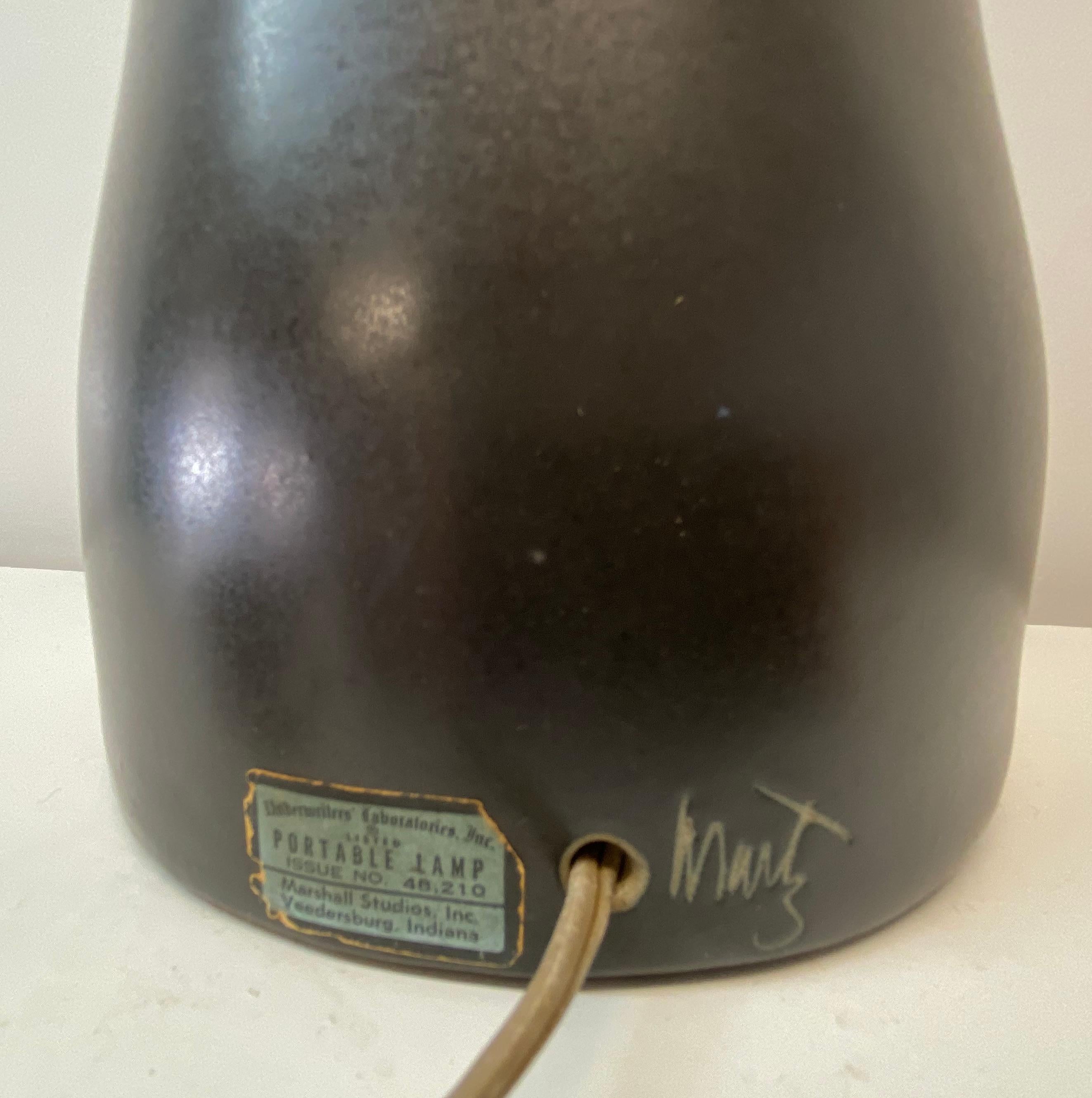 Martz, großformatige braune glasierte Keramik-Tischlampe, Mid-Century im Angebot 1