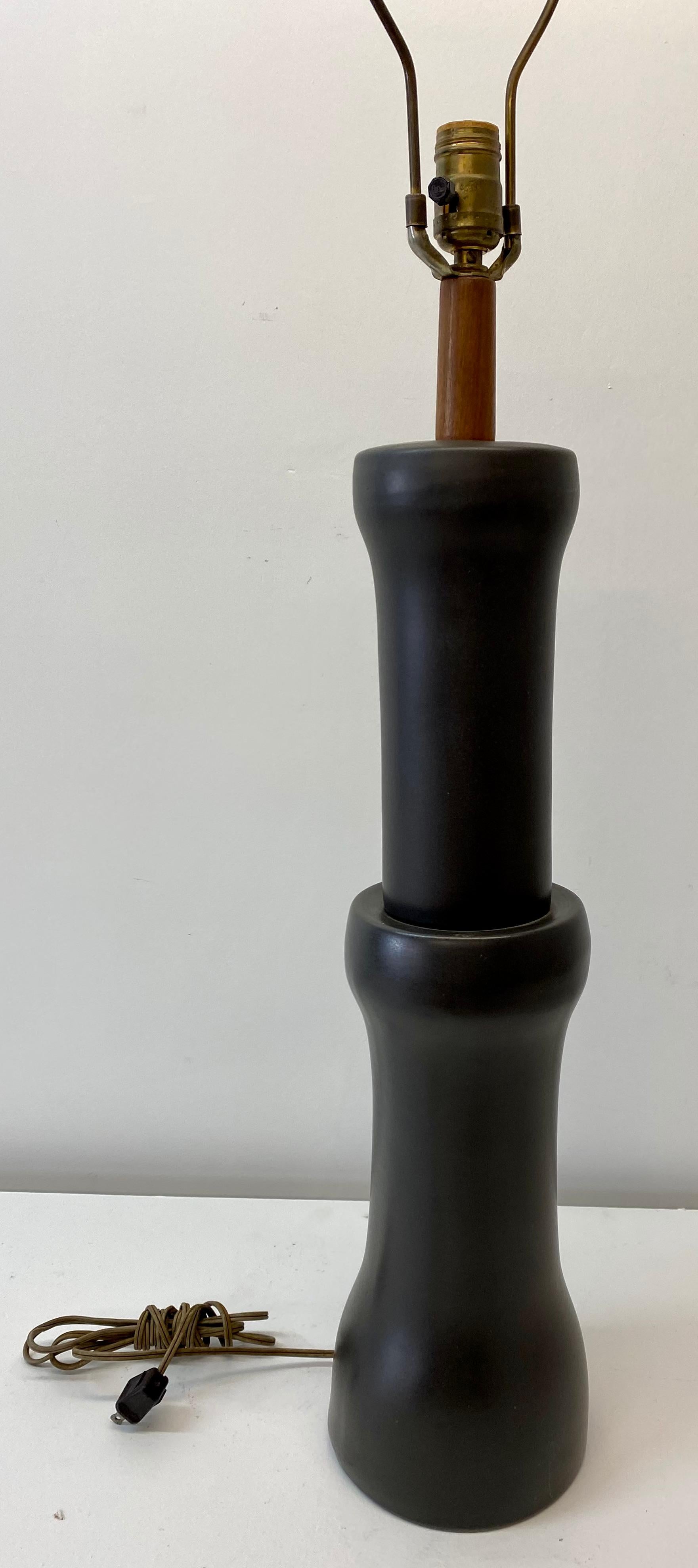 Martz, großformatige braune glasierte Keramik-Tischlampe, Mid-Century im Angebot 2