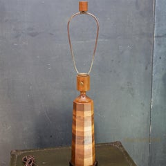 Martz Nº SW35: achteckige Tischleuchte aus amerikanischem Nussbaumholz, Marshall Studios