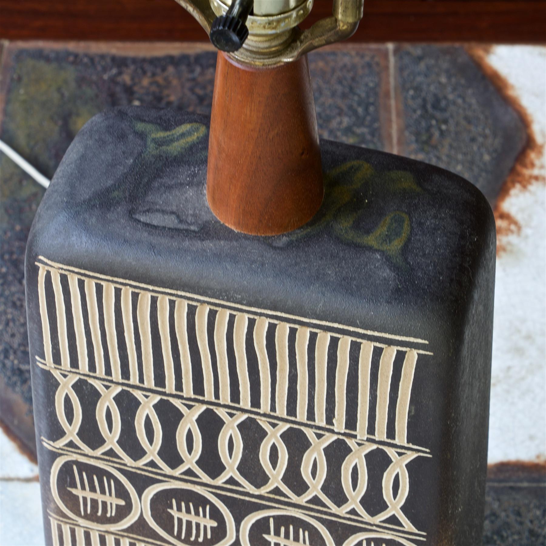 Martz Sgraffito Tombstone Table Lamp Rustic Cabinmodern Midcentury Post Beam In Good Condition In Hyattsville, MD