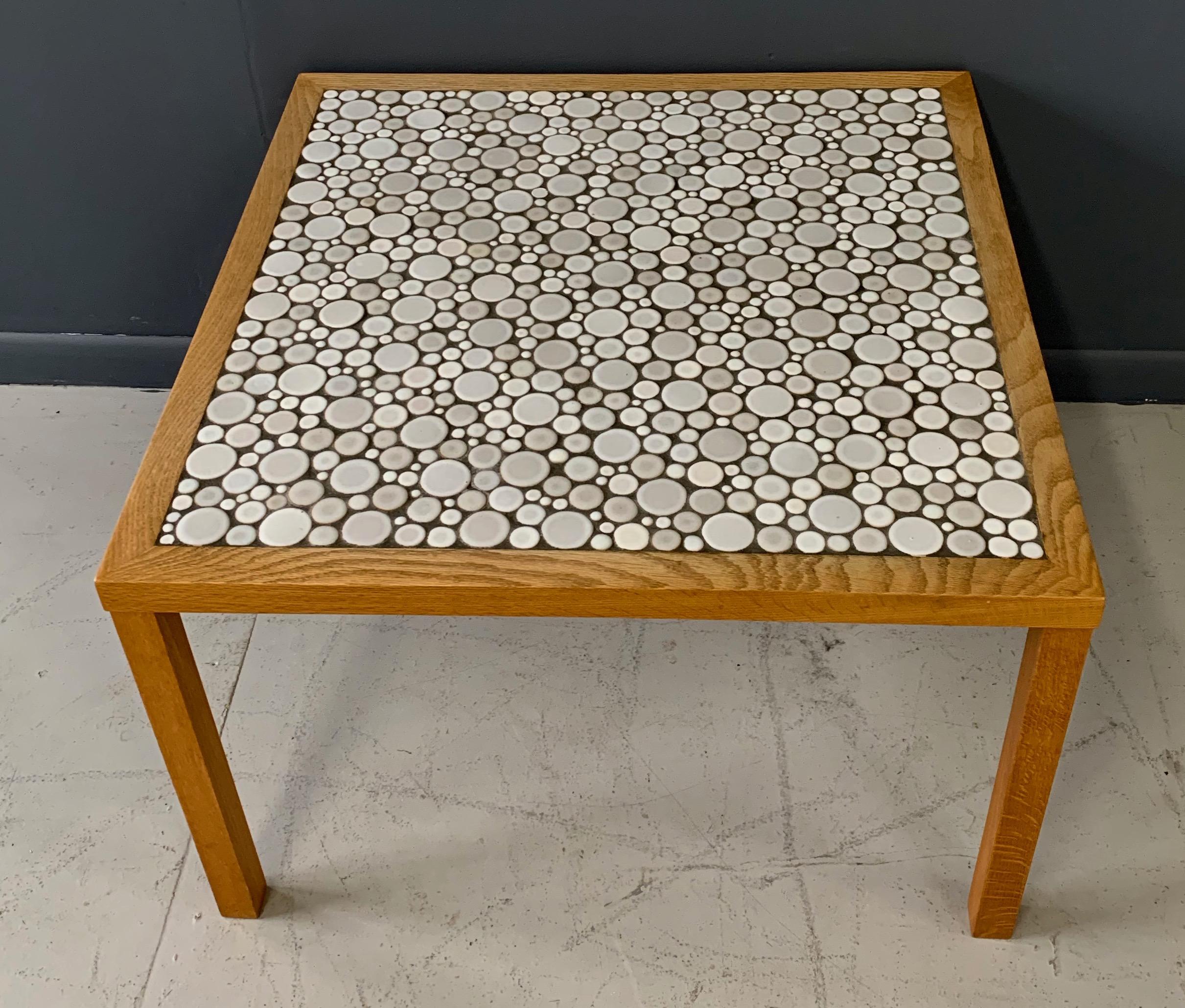 Jane et Gordon Martz sont de sublimes artistes céramistes, qui ont créé certaines des plus belles pièces d'art en céramique de la période du milieu du siècle. Cette table est finie en chêne avec des cercles en céramique blanche et un coulis gris