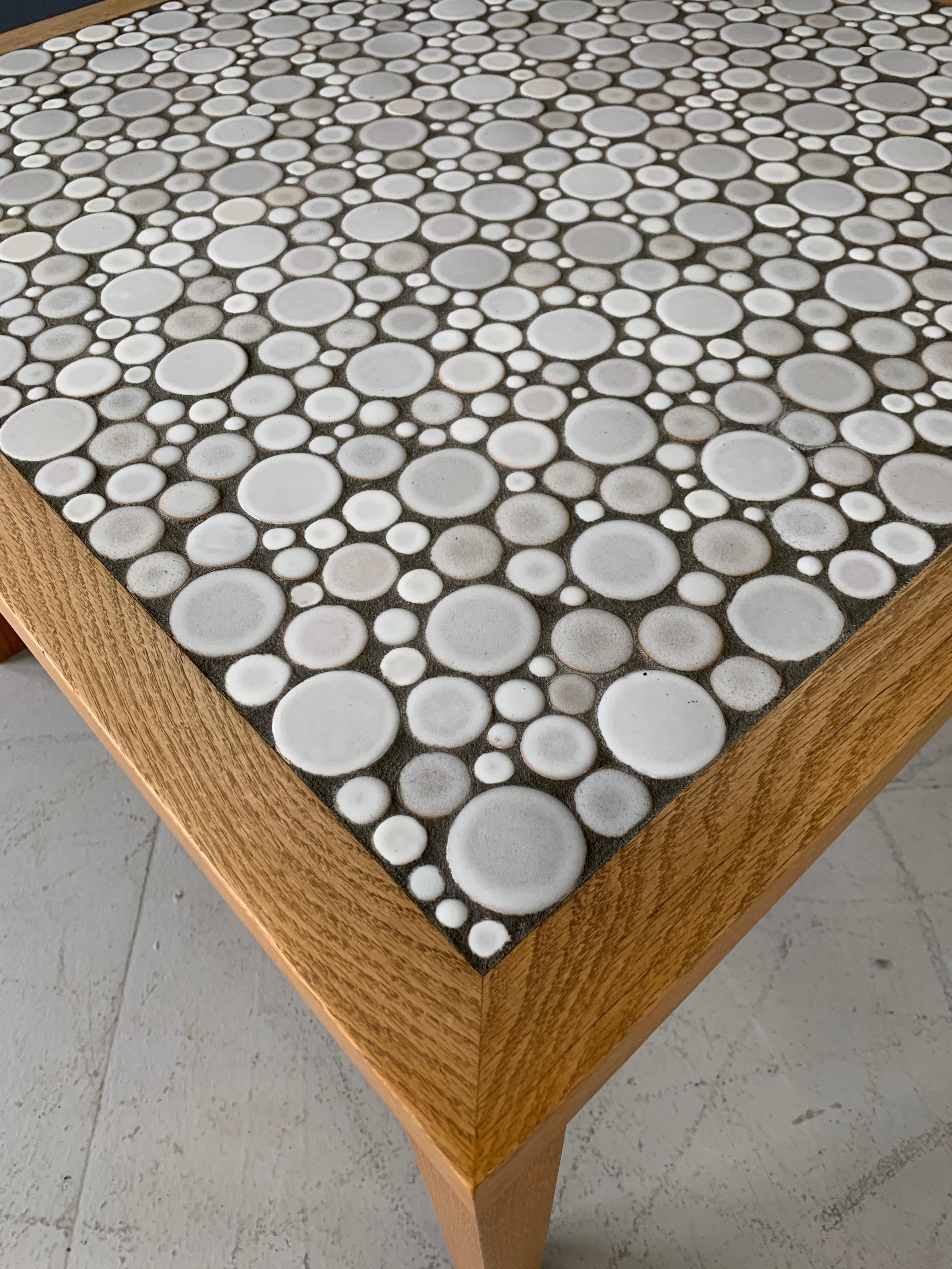 Mid-Century Modern Table basse carrée Martz en carreaux circulaires en céramique blanche avec coulis de charbon en vente