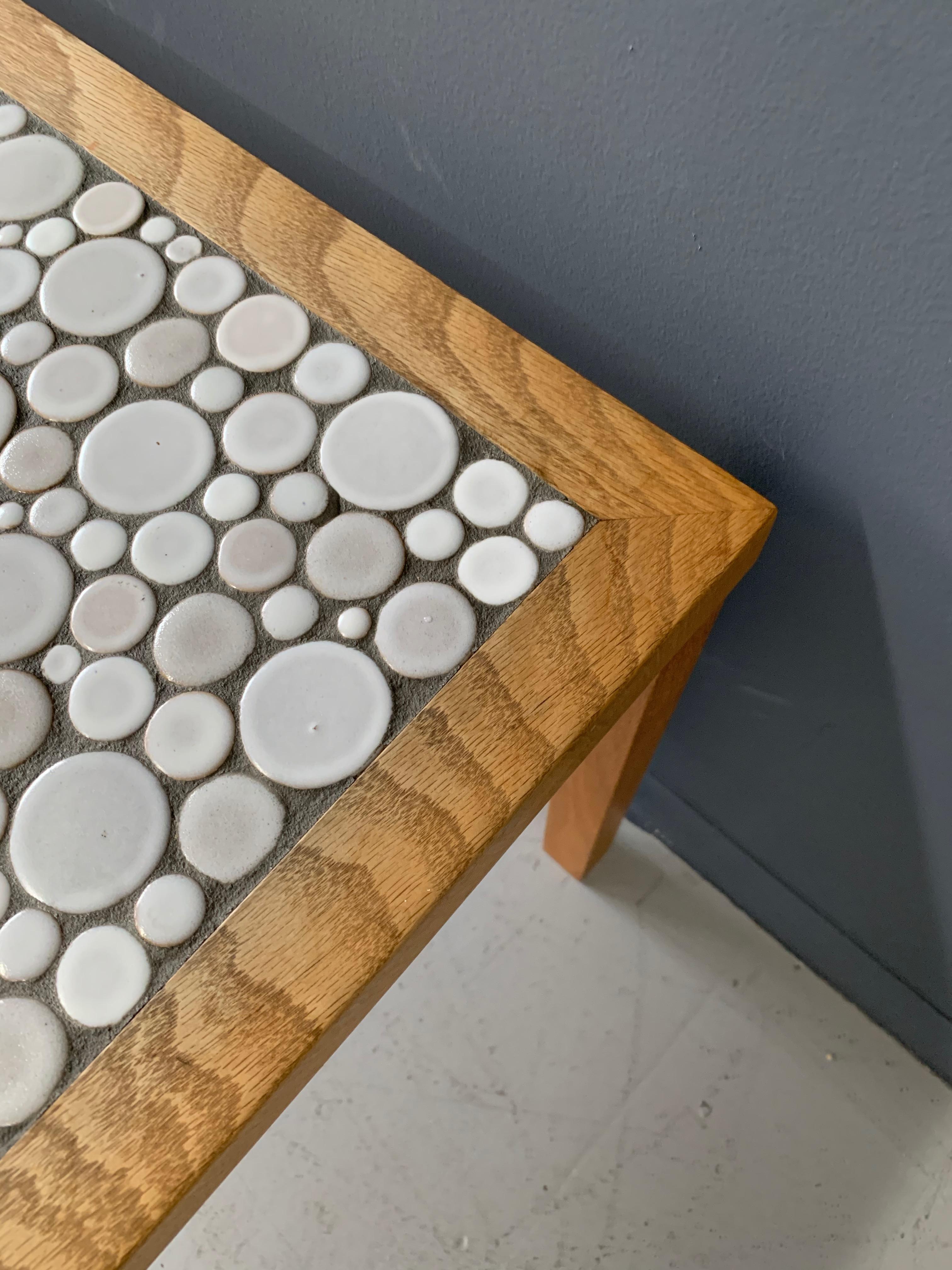 Martz Square Coffee Table in White Ceramic Circular Tiles Set in Charcoal Grout In Excellent Condition For Sale In Philadelphia, PA