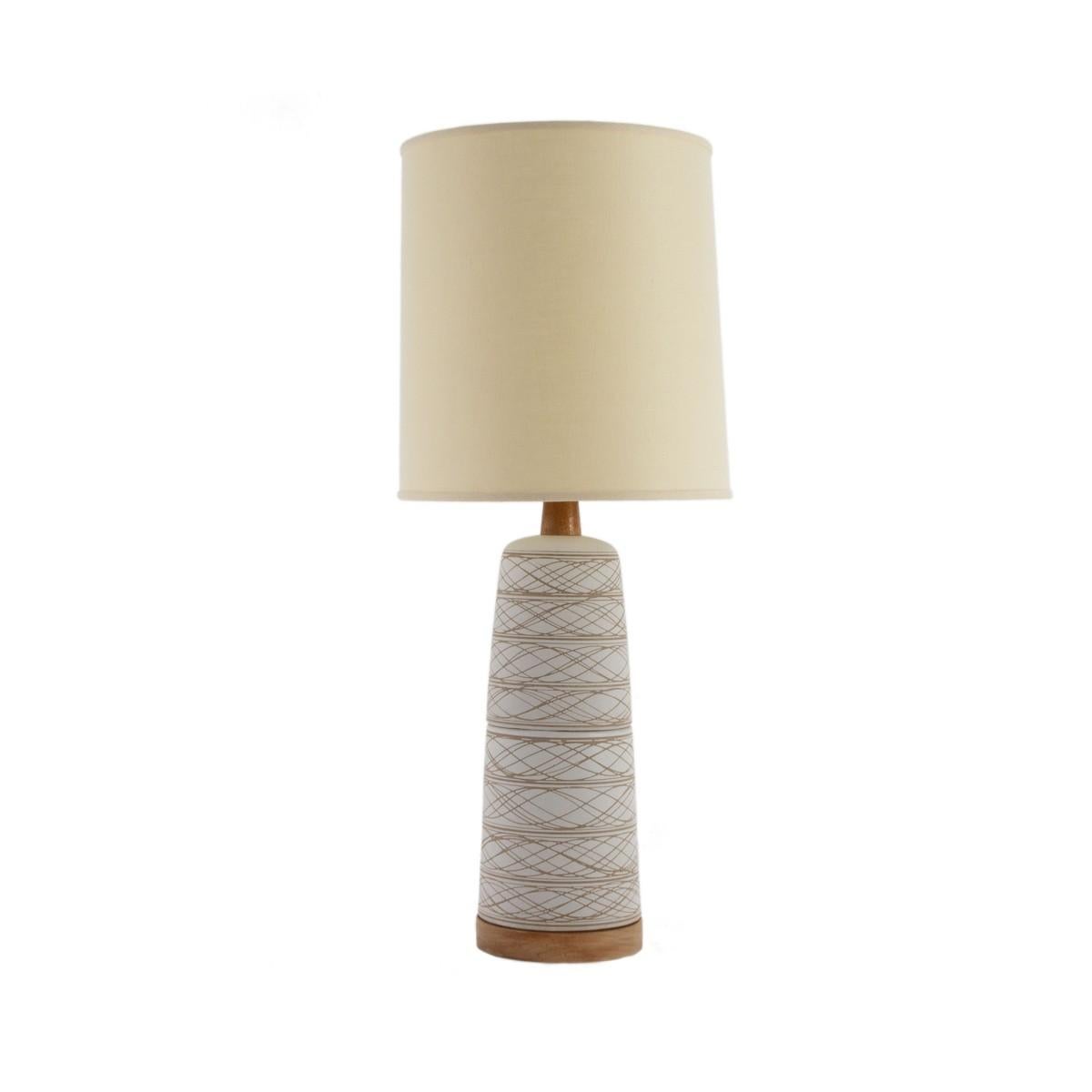 An iconic Gordon & Jane Martz for Marshall Studios ceramic table lamp with wood base and neck. USA, circa 1960. Unmarked.

Includes linen shade.