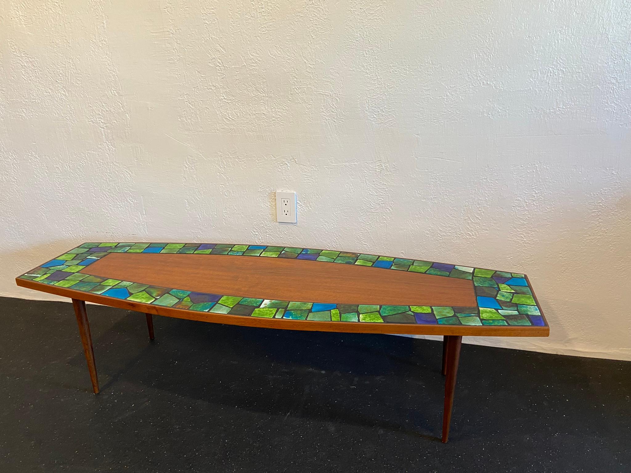 Mid-Century Modern Table basse en noyer marqueté de carreaux de céramique de style Martz en vente