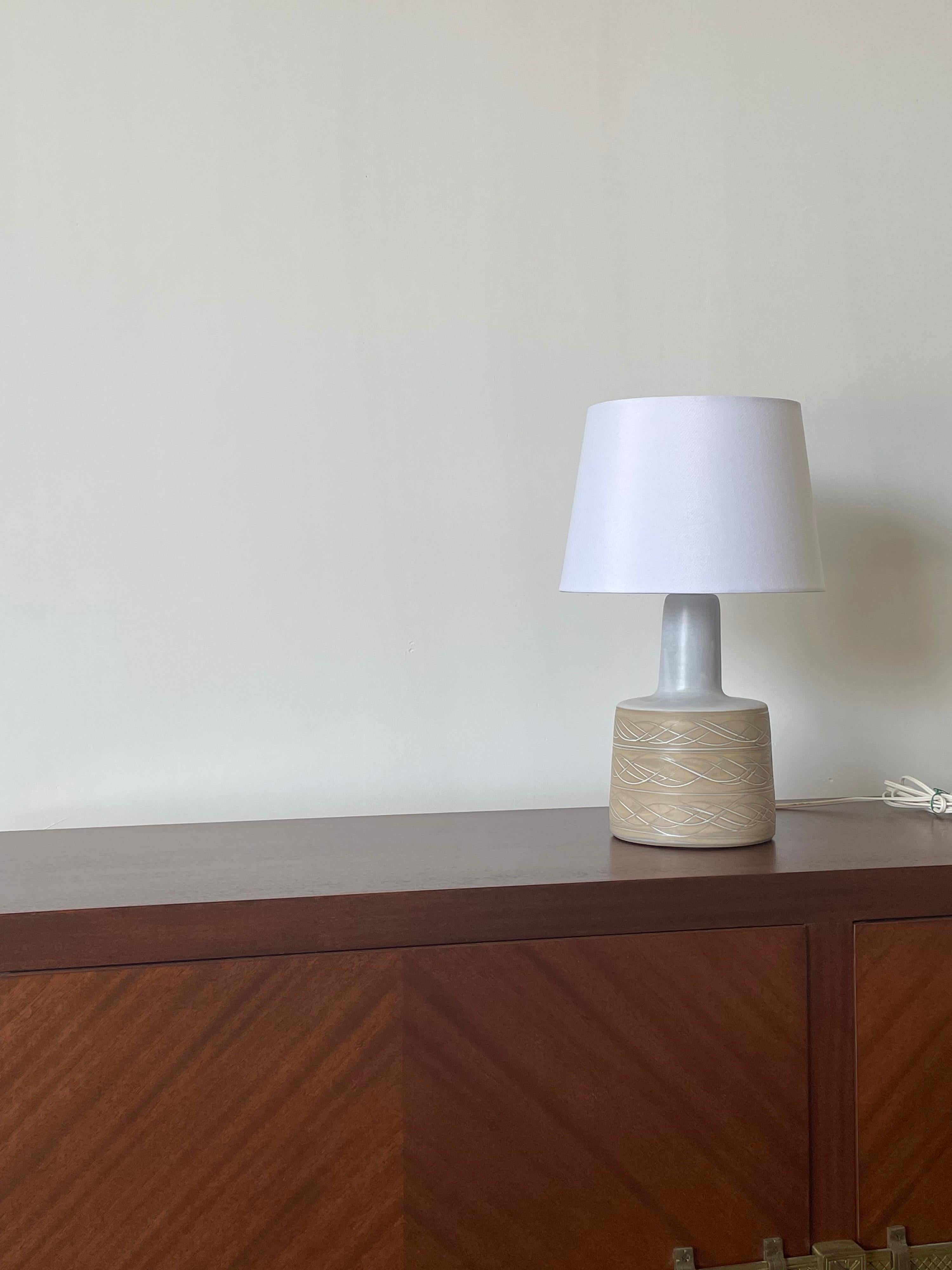 Merveilleuse lampe de table par le duo de céramistes Jane et Gordon Martz pour Marshall Studios. Palette de couleurs organiques avec un motif blanc cassé et beige. 

Dimensions générales : 
15.5