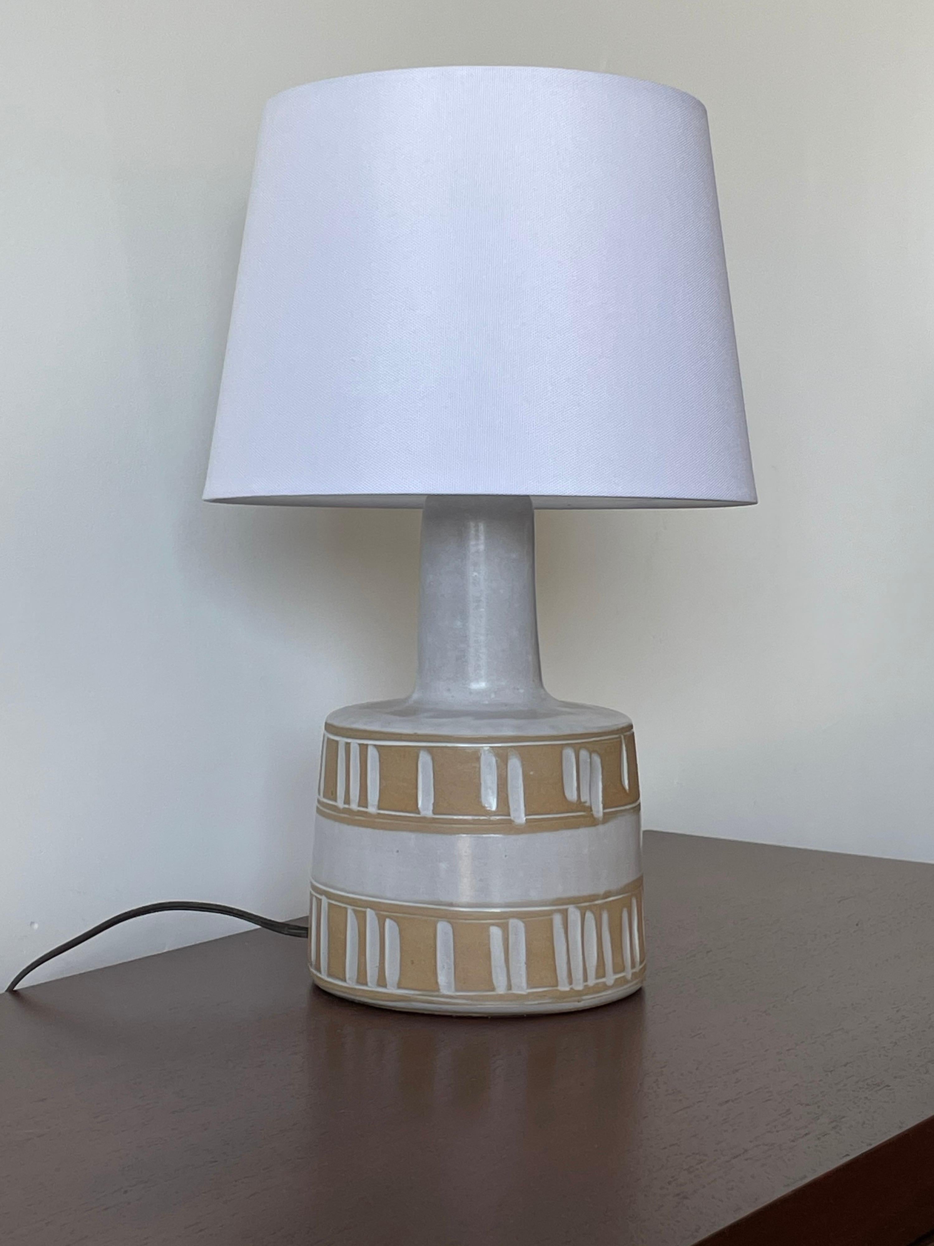 Wonderful neutral lamp by famed ceramicist duo Jane and Gordon Martz for Marshall Studios. Great texture, shape, and color. This lamp would work well in a variety of interiors: modern, contemporary, boho chic, Mid-Century Modern, etc

Overall