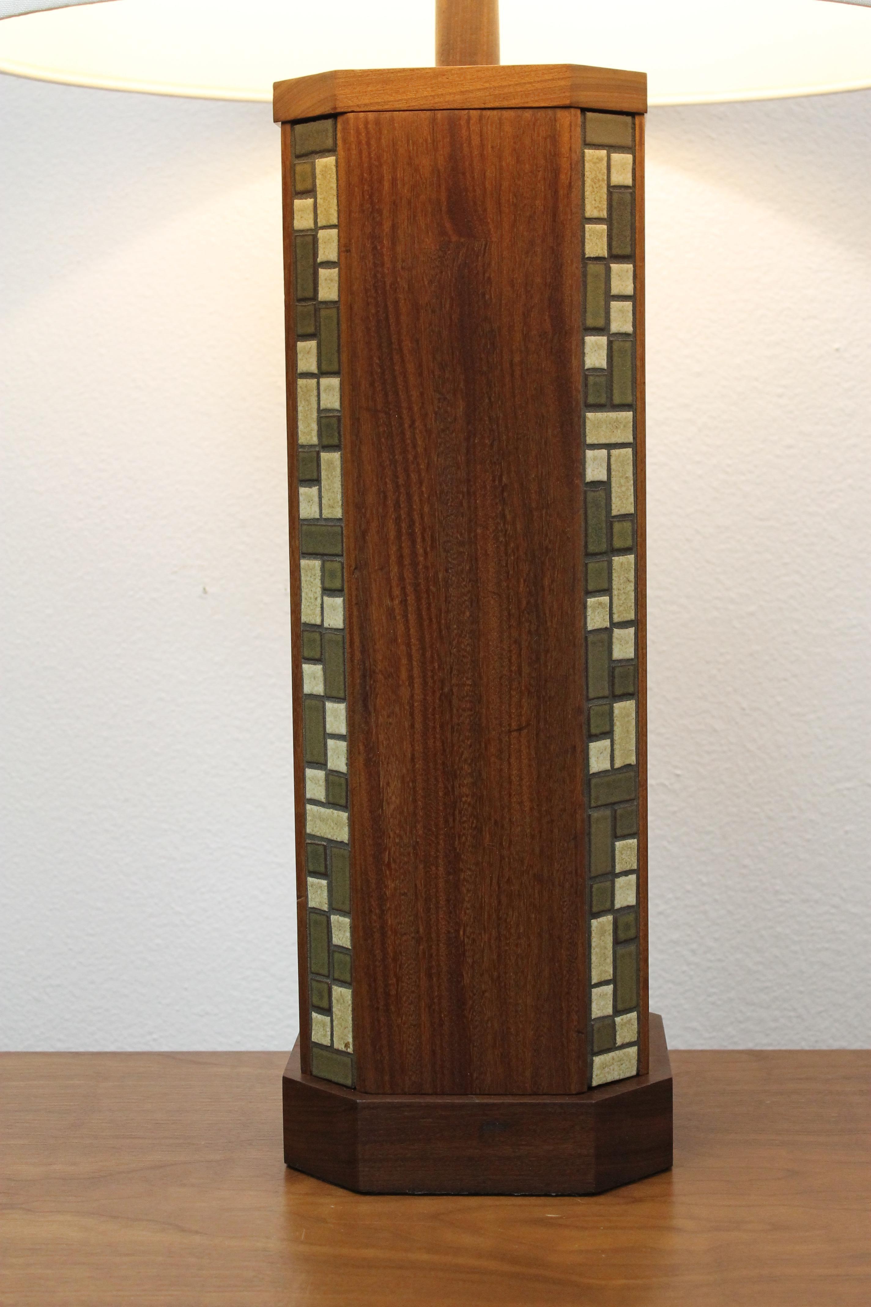 Lampe de table Martz par Marshall Studios, Inc. Veedersburg, Indiana. La lampe comporte 4 bandes de carreaux de céramique. La lampe mesure 7 pouces de large, 7 pouces de profondeur et 23,5 pouces de haut de la base au bas de la douille. La lampe a
