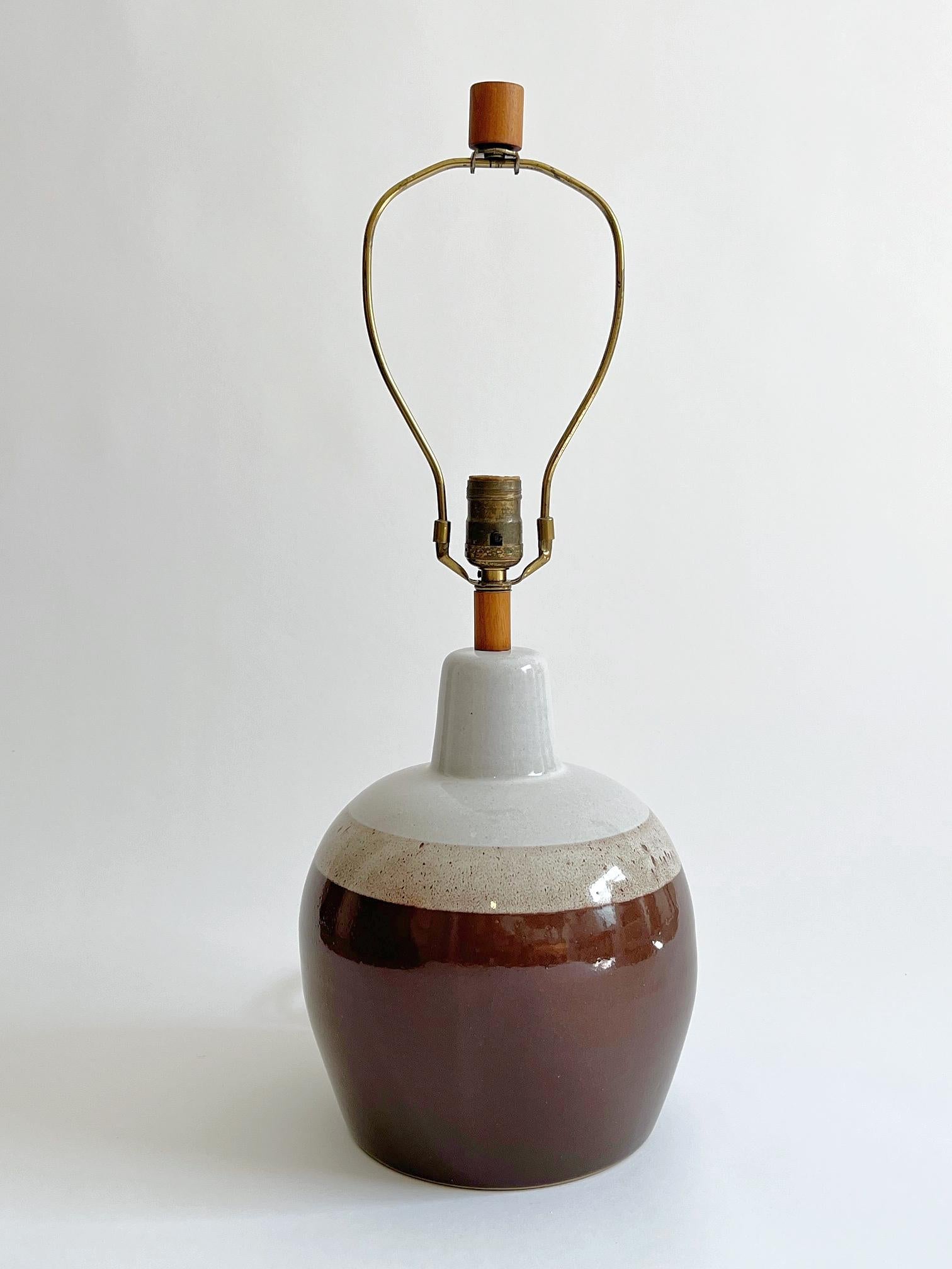 Mid-Century Modern Lampe de table Martz, Jane & Jane Martz, années 1960, céramique, noyer en vente