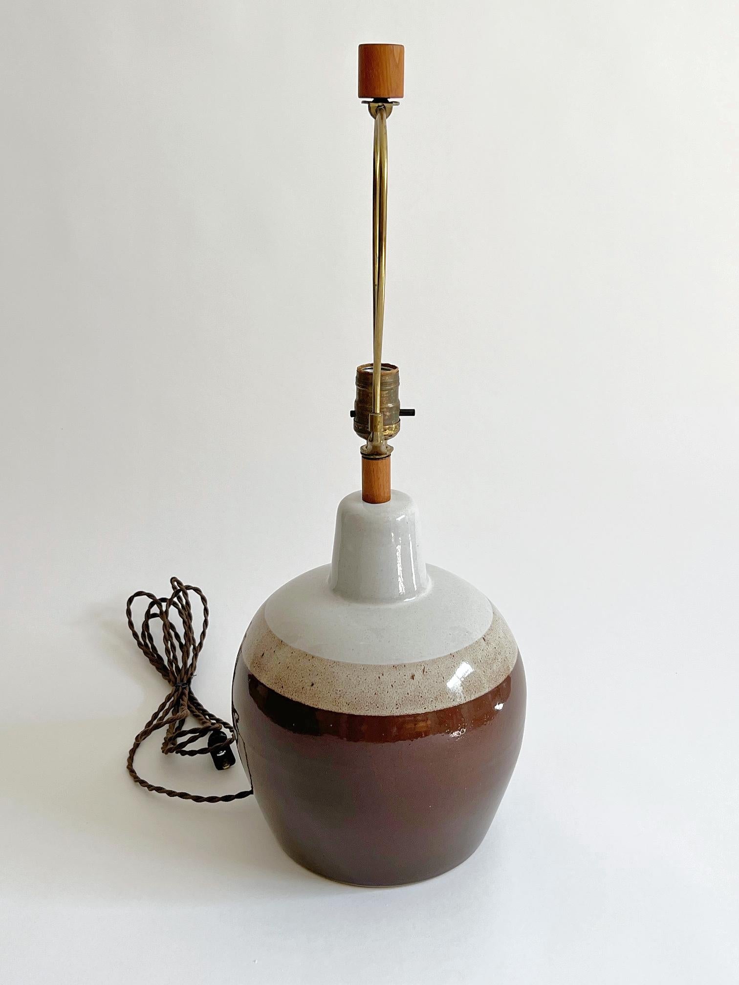 Américain Lampe de table Martz, Jane & Jane Martz, années 1960, céramique, noyer en vente