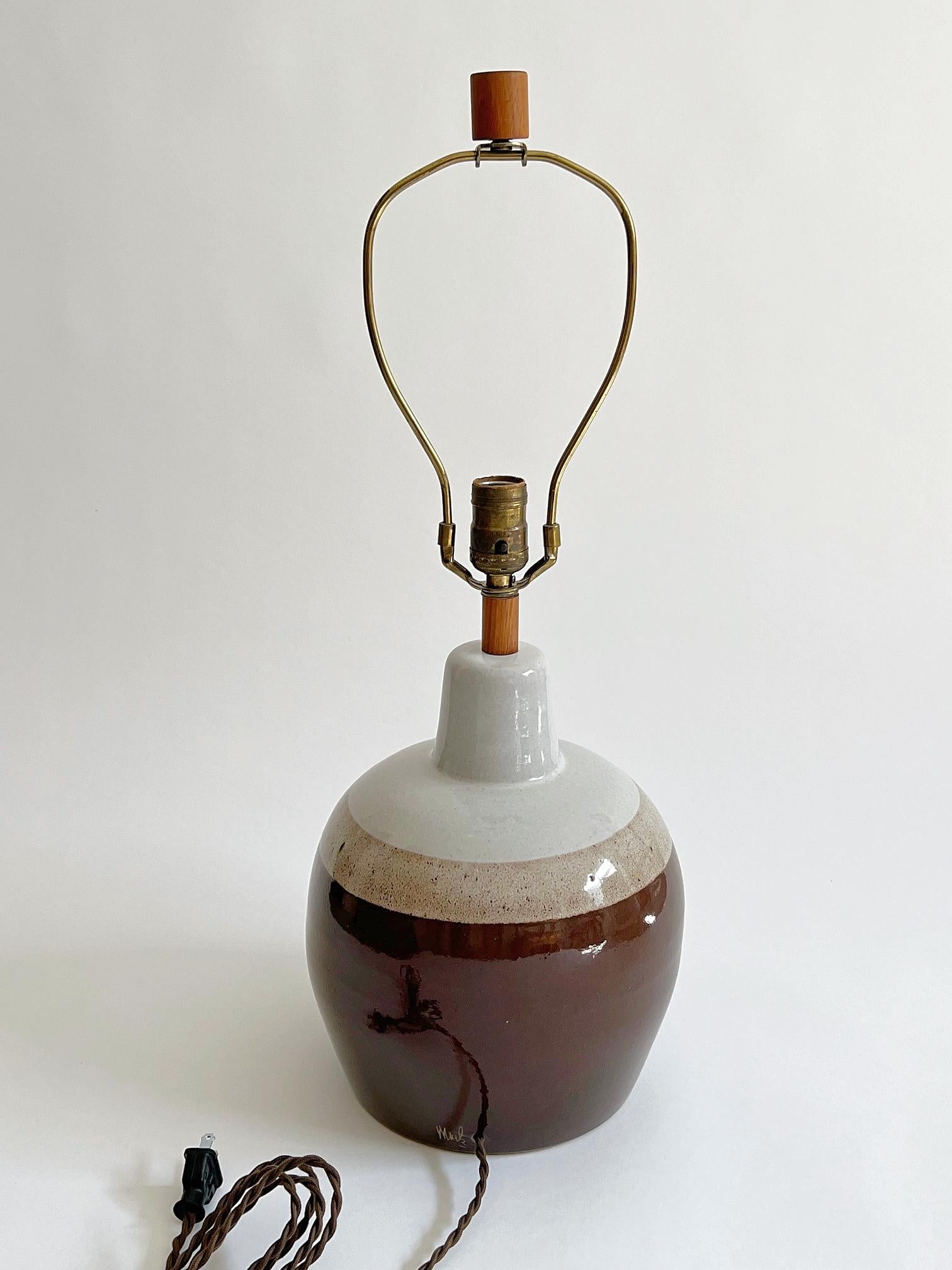Lampe de table Martz, Jane & Jane Martz, années 1960, céramique, noyer Bon état - En vente à South Jordan, UT