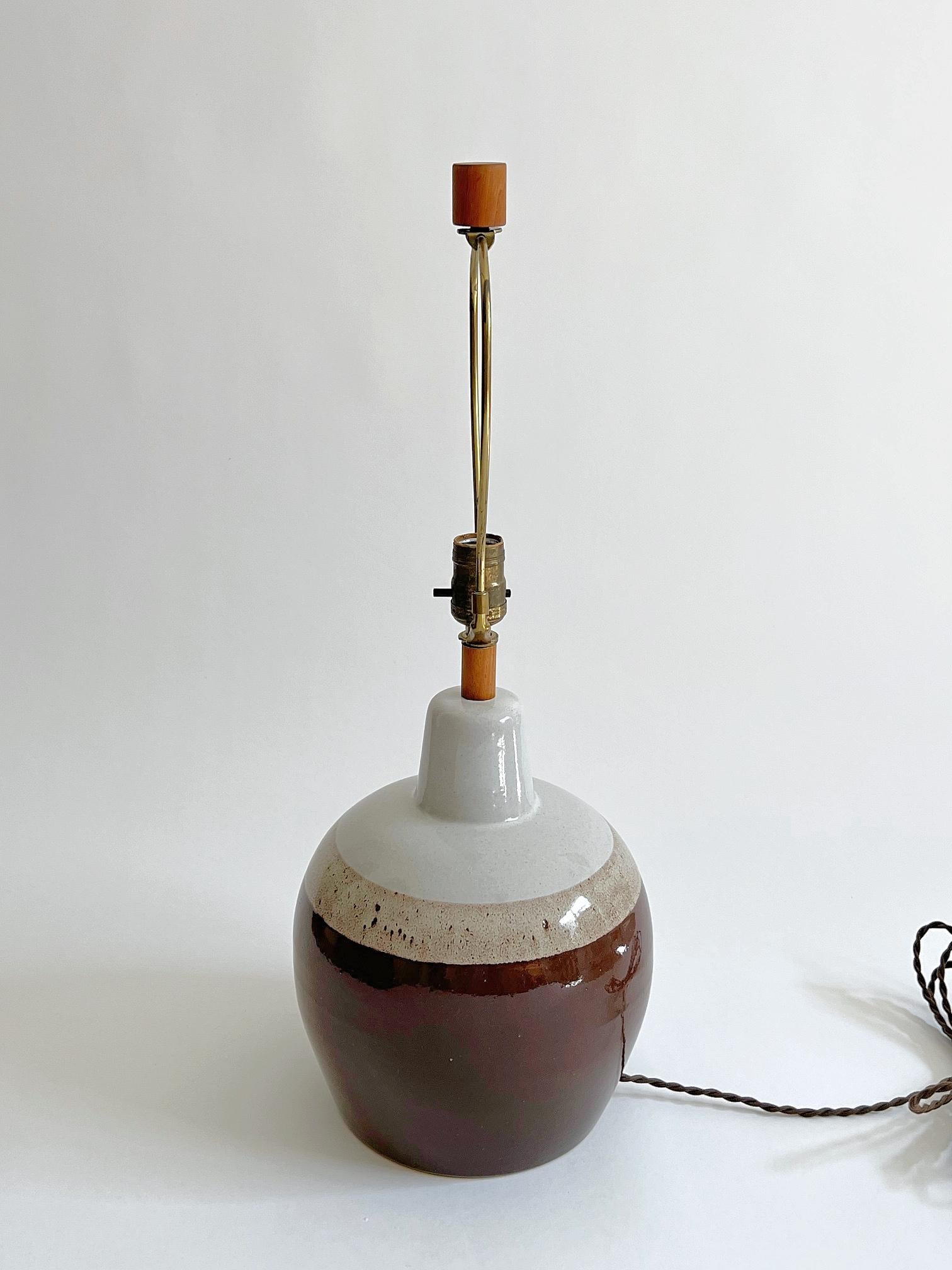 Milieu du XXe siècle Lampe de table Martz, Jane & Jane Martz, années 1960, céramique, noyer en vente
