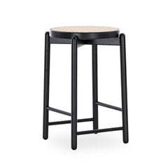 Tabouret de comptoir en Wood mat noir avec assise en canne naturelle, Collection Maru