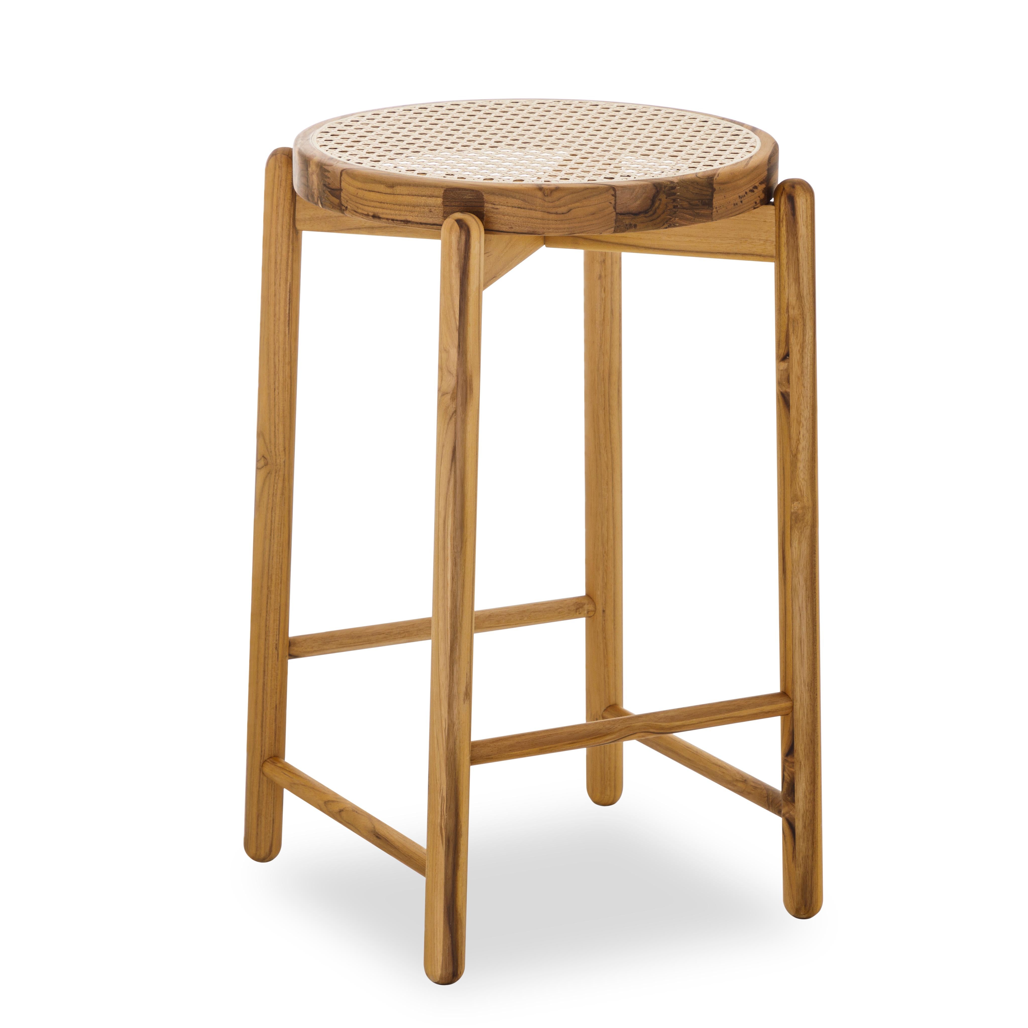 Tabouret de comptoir Maru avec base en bois de teck et assise en rotin Neuf - En vente à Miami, FL