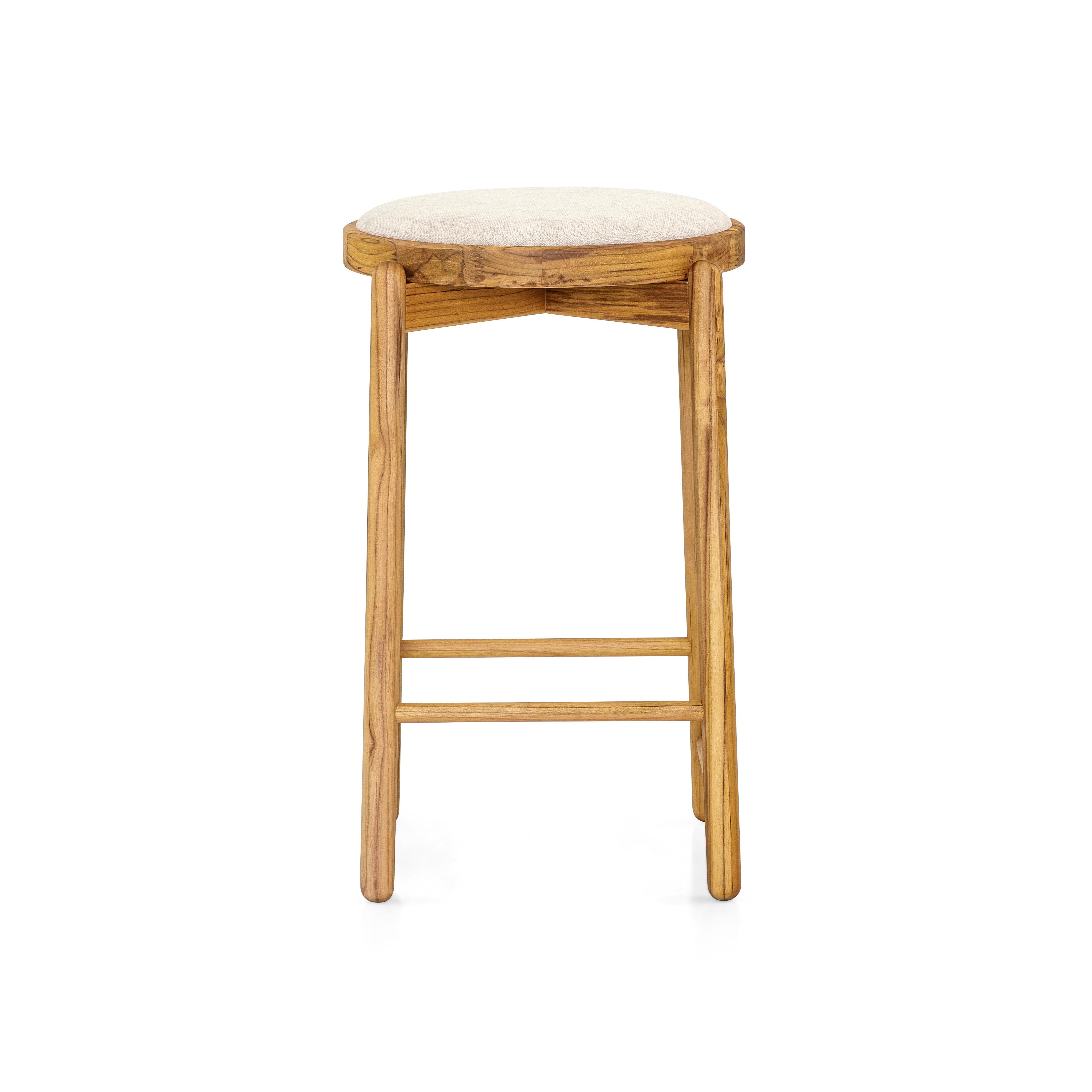 Our Uultis team has designed this Maru counter stool in a teak wood base with a matching upholstered light beige cushioned seat that will stop being only a decoration counter stool to become part of the day-to-day lives of those who experience
