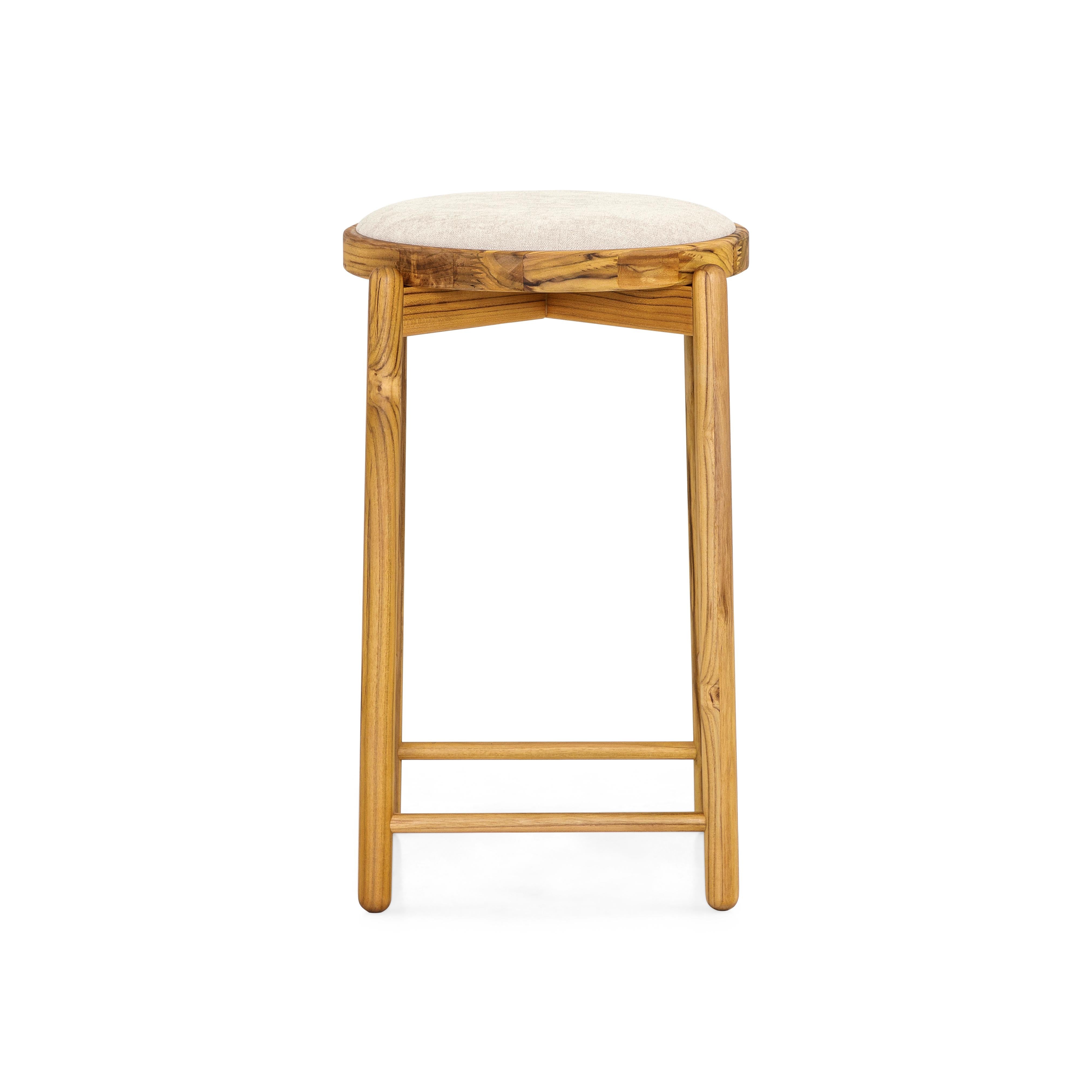 Taburete de mostrador de madera de teca con tapizado beige y acabado mate, Colección Maru Brasileño en venta