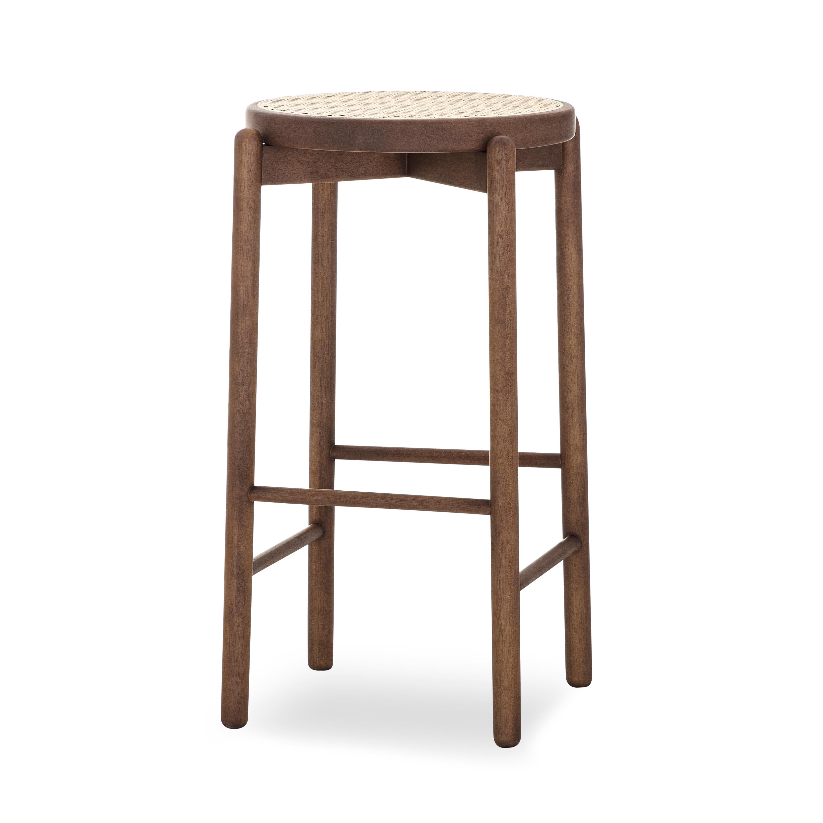 Our Uultis team has designed this Maru counter stool in a walnut wood base with a cane seat that it will stop being only a decoration counter stool to become part of the day-to-day lives of those who experience enriching cultural activities. The