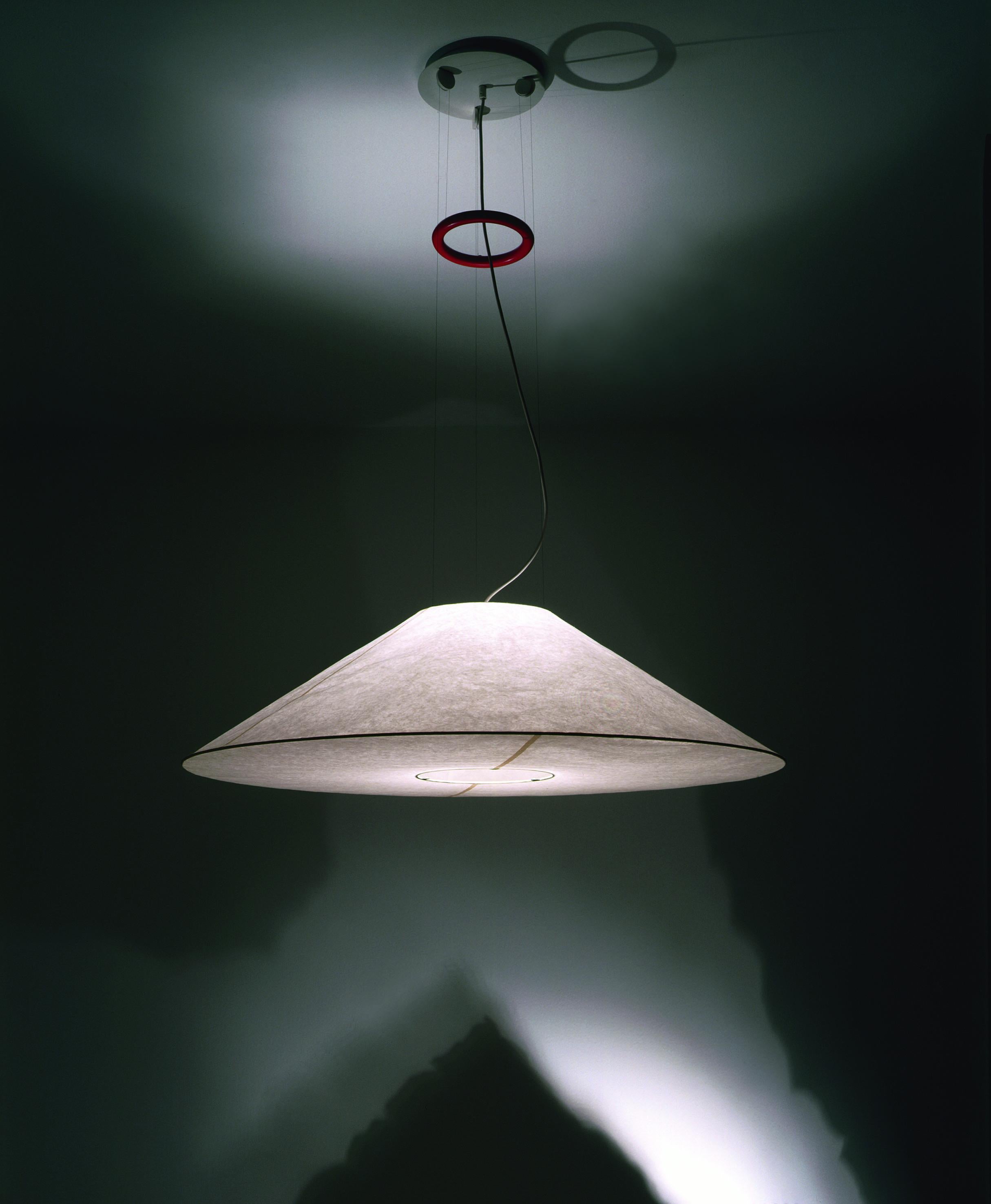 Lampada a sospensione in carta Washi giapponese 'Maru' per Ingo Maurer

Progettato e prodotto da Ingo Maurer, una delle più celebri icone dell'illuminazione tedesca dal 1966. Grazie all'immaginazione, alla creatività e all'abilità tecnica, le