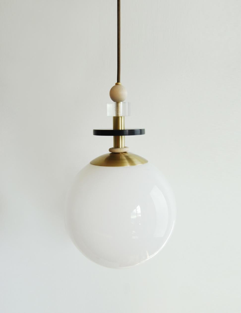 Petit pendentif Maru par Ladies & Gentlemen Studio 
Dimensions : Globe de 10 pouces
Matériaux : cuivre, laiton, érable, verre, acrylique transparent.
Finitions : laiton, cuivre

Toutes nos lampes peuvent être câblées en fonction de chaque pays. Si