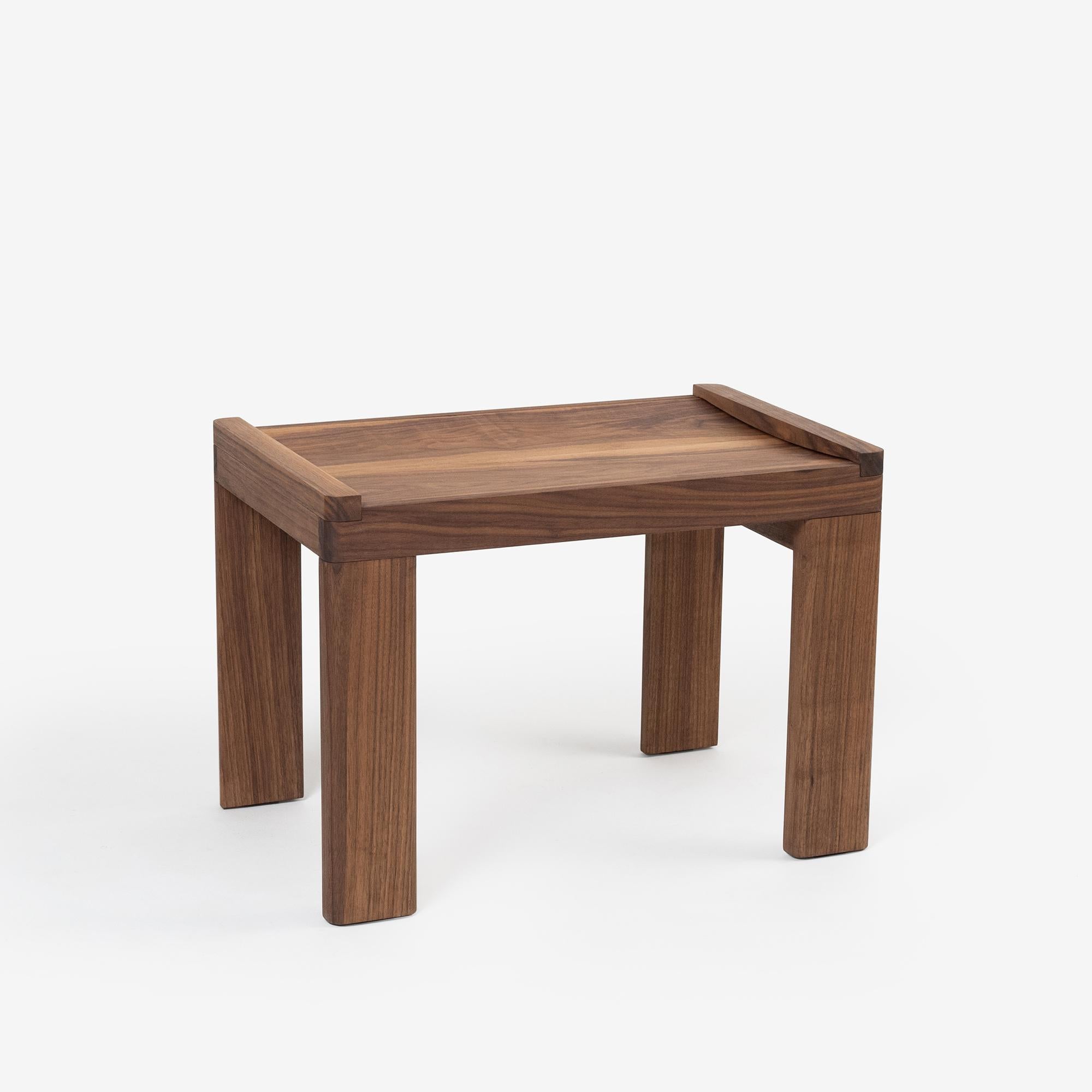 Sgabello Mārum di Murubi
Dimensioni: L 65 x P 41,5 x H 46,5 cm. 
Materiali: Legno di teak e legno di noce. 
Wood & Finitura: Noce. 

Disponibile anche in diverse finiture: Teak Wood e Walnut Wood. 

Murubi è un marchio di design contemporaneo con