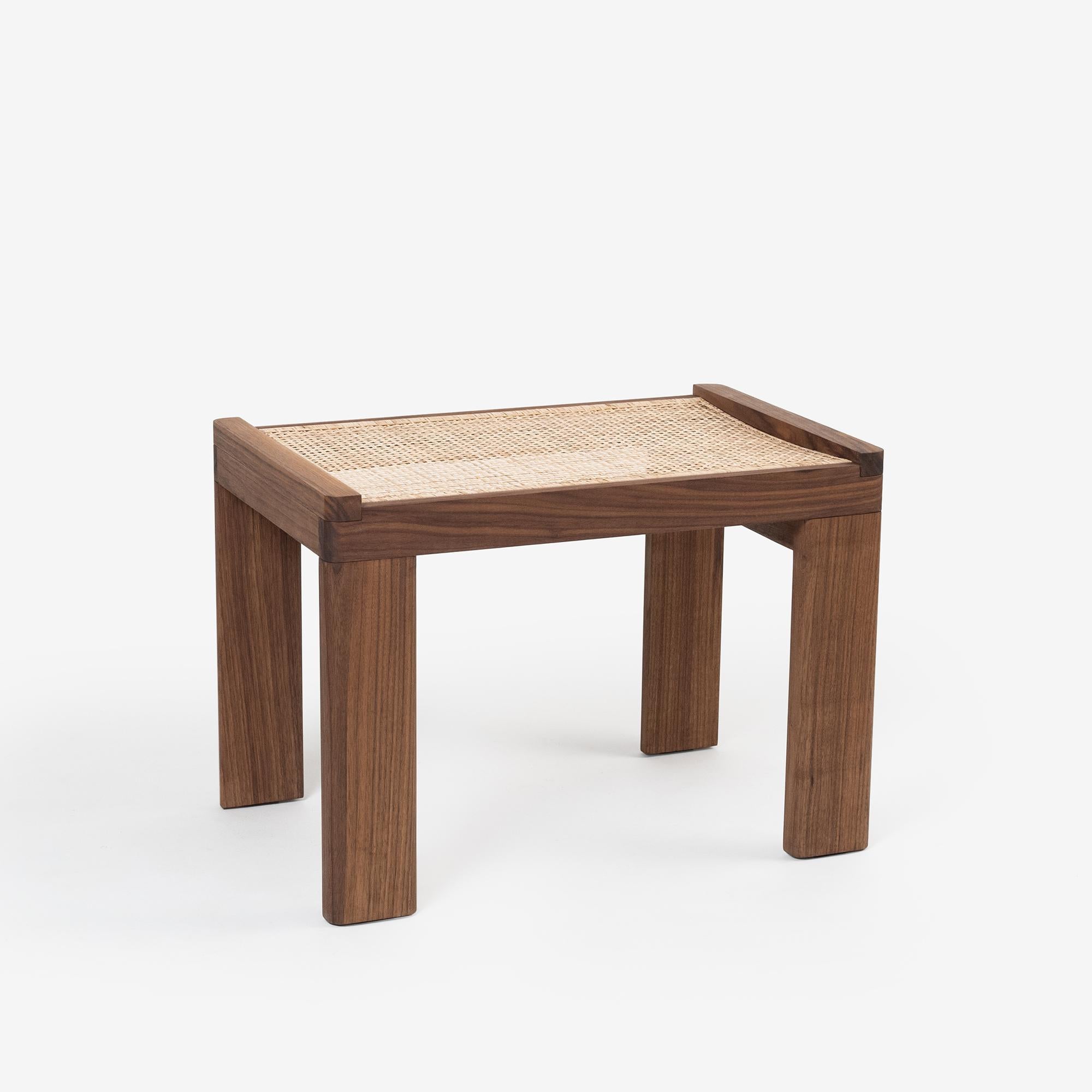 Sgabello Mārum con intreccio di canne di Murubi
Dimensioni: L 65 x P 41,5 x H 46,5 cm. 
Materiali: Legno di teak e legno di noce. 
Wood & Finitura: Noce. 

Disponibile anche in diverse finiture: Teak Wood e Walnut Wood. 

Murubi è un marchio di