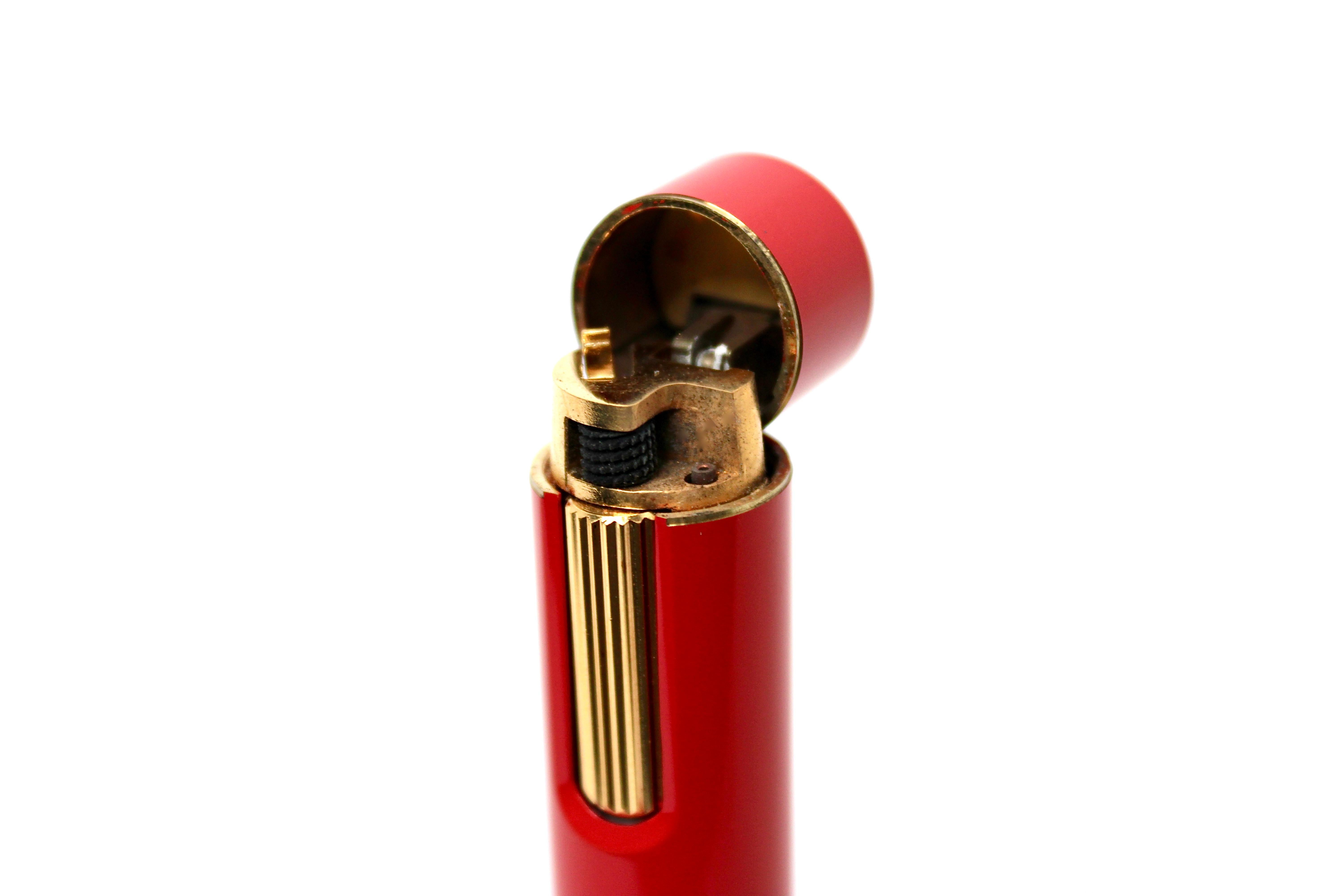 Briquet à cylindre en laque rouge de Maruman circa 1970 Bon état - En vente à Scottsdale, AZ