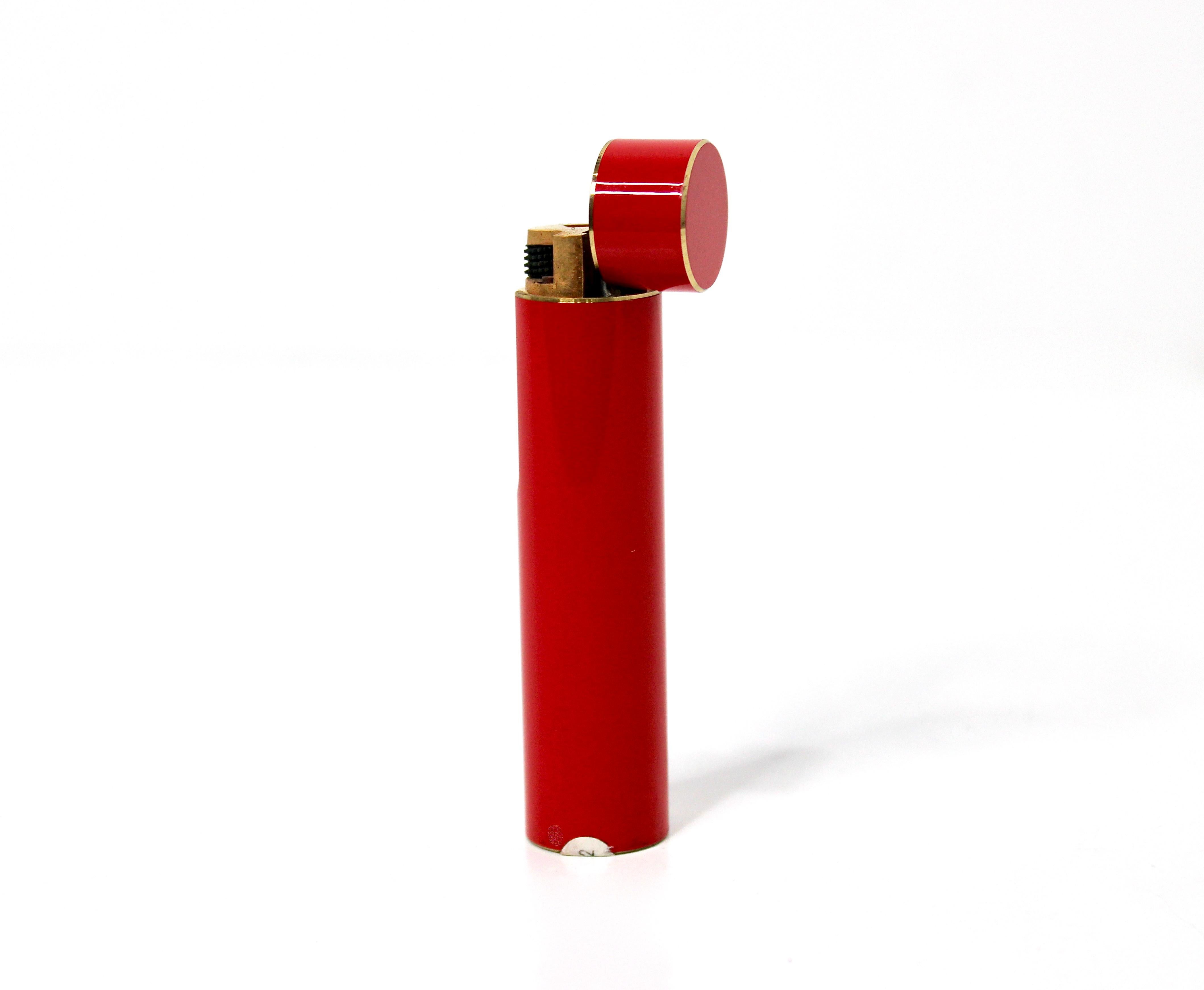 Briquet à cylindre en laque rouge de Maruman circa 1970 Unisexe en vente